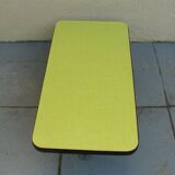 Bout de canapé ou table basse formica jaune