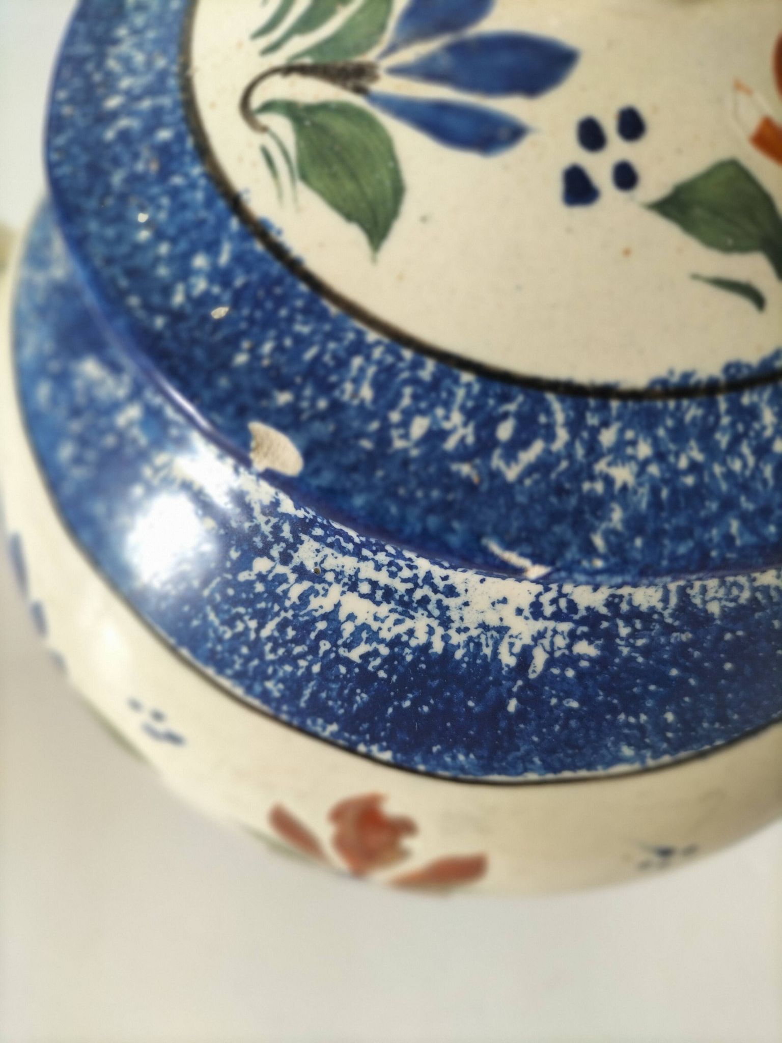 Théière Henriot Quimper – décor floral en relief