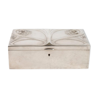 Art nouveau style box in silver metal, interior in satin, 1910