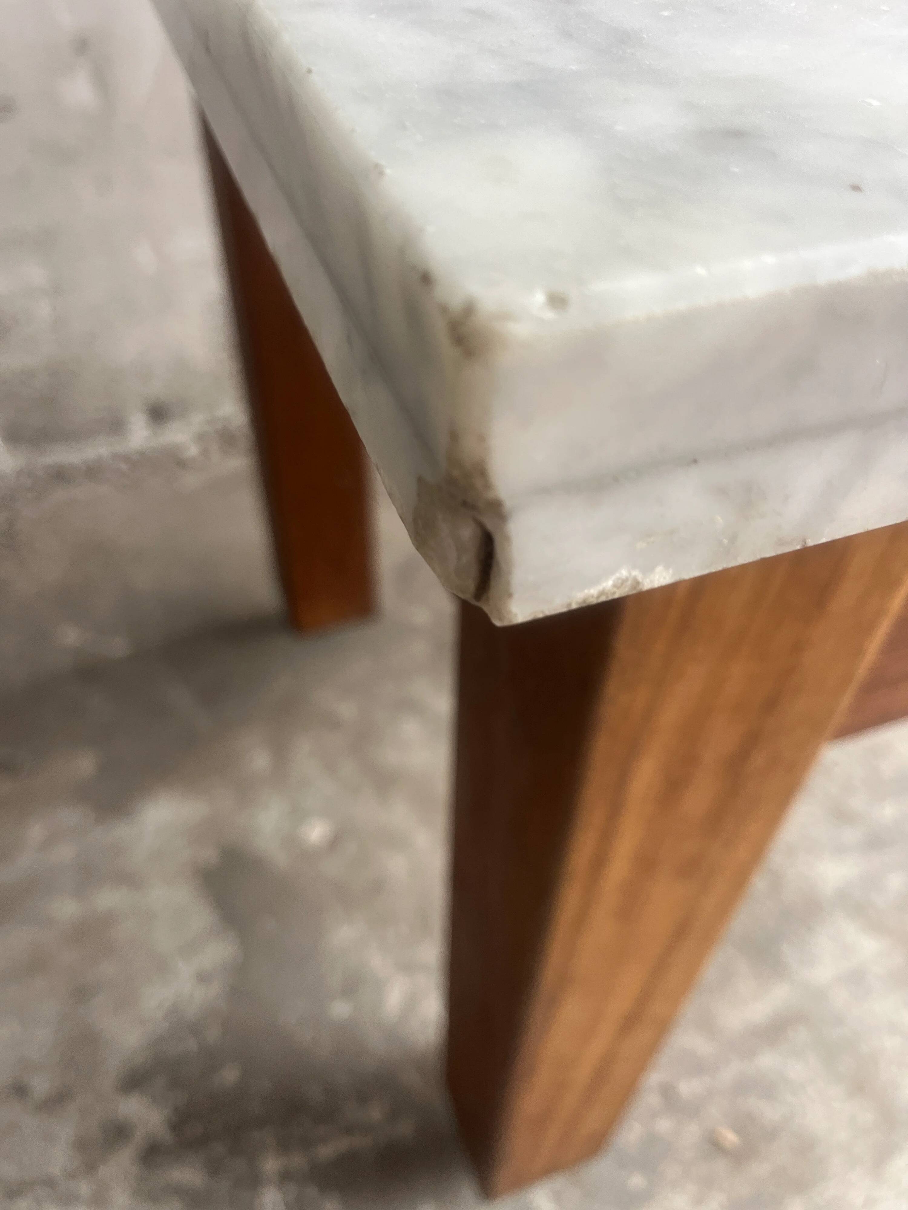 Console postmoderne en marbre avec écran flottant en bois