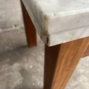 Console postmoderne en marbre avec écran flottant en bois