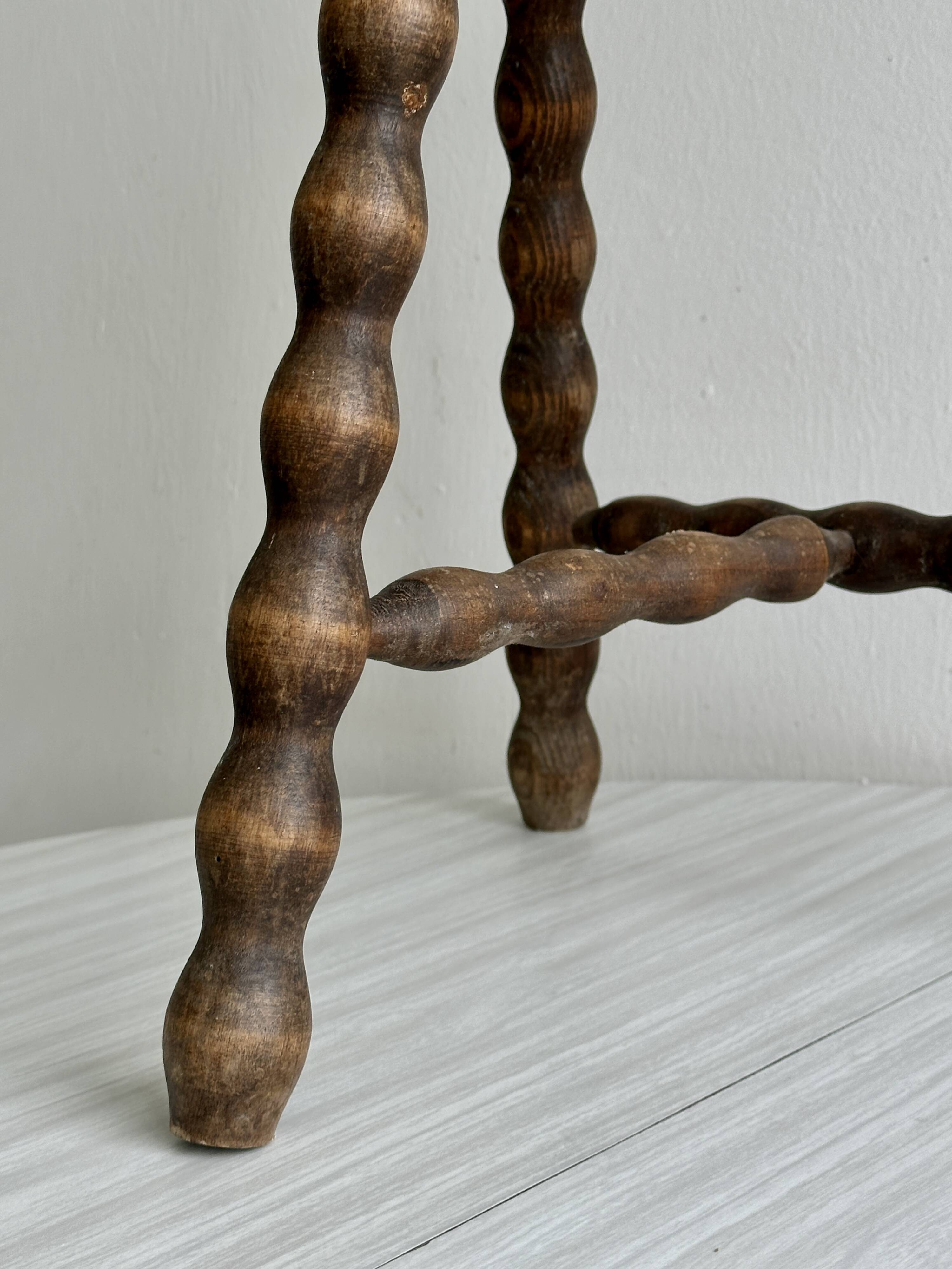 Tabouret ancien tripode en bois sculpté torsadé
