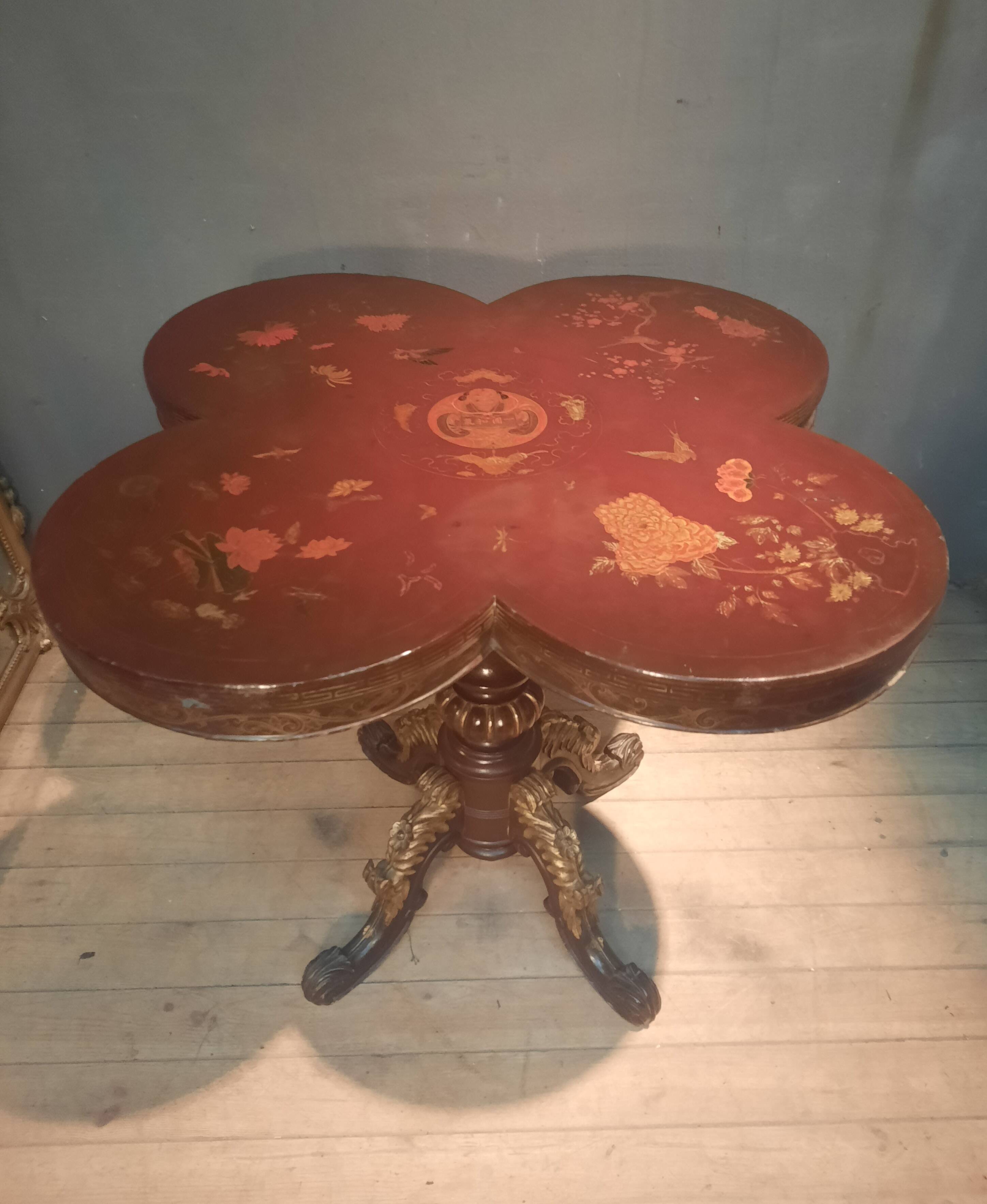 Guéridon with a polylobed top in Far Eastern lacquer.