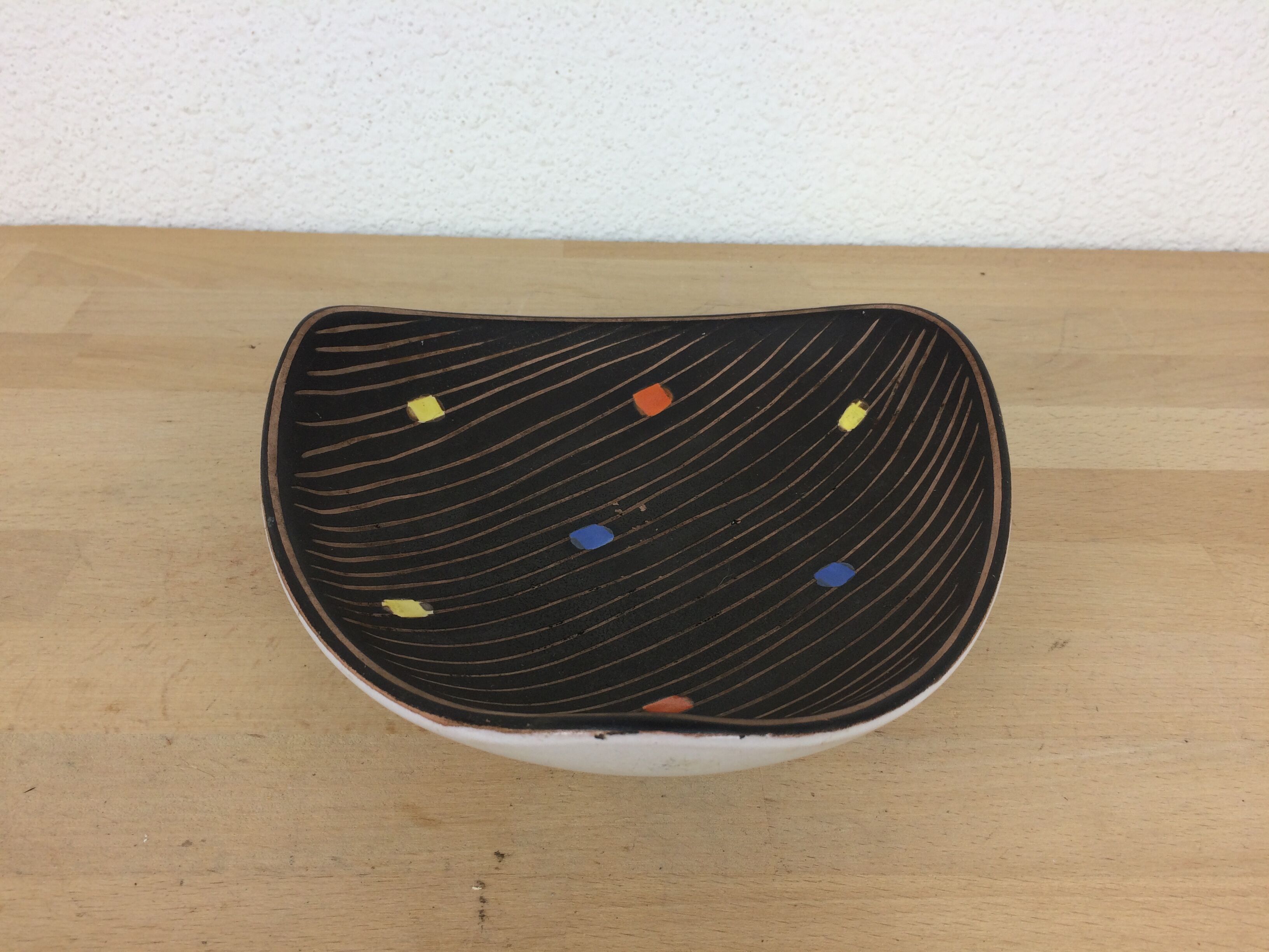 Empty cut trilobed ceramic pocket from the 50s