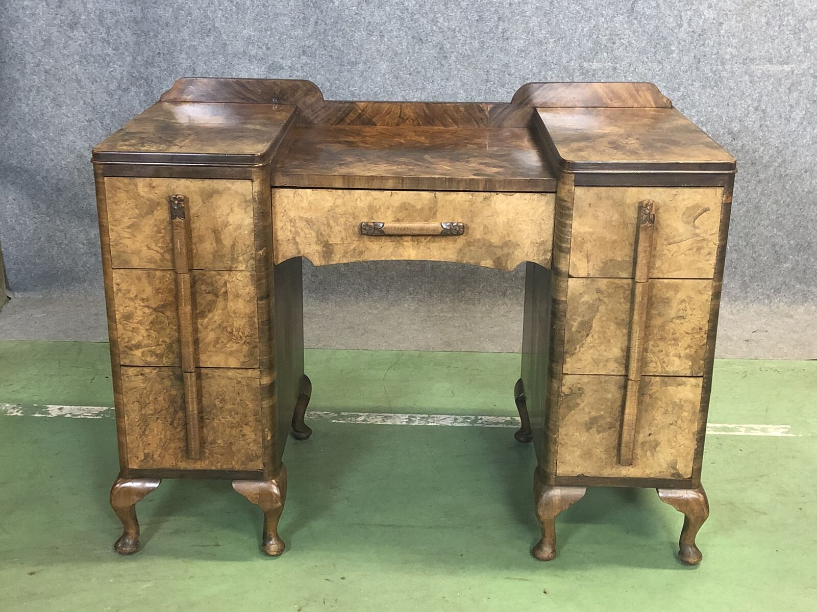 Bureau anglais Art déco en loupe de noyer