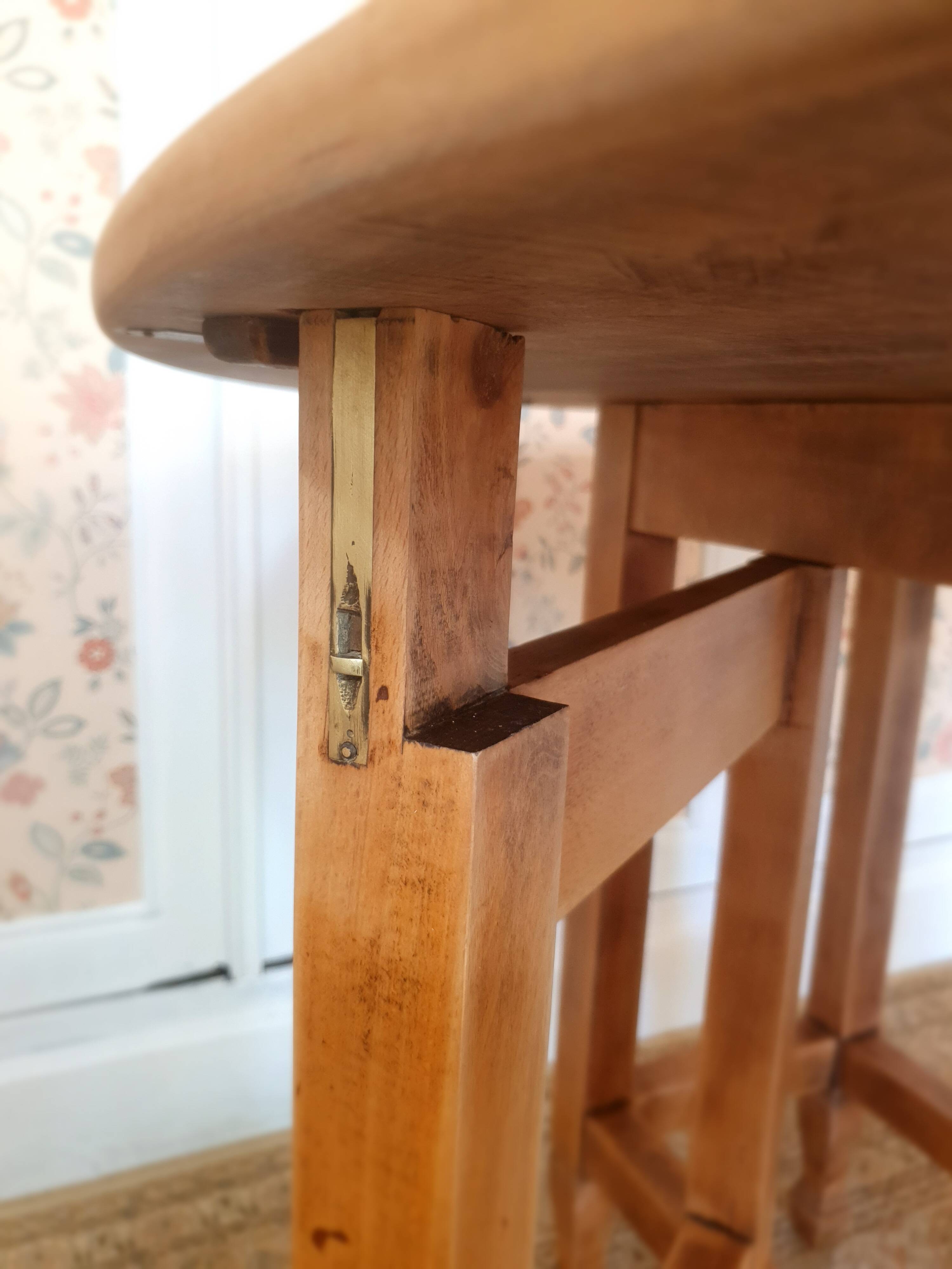 Drop-leaf gateleg table