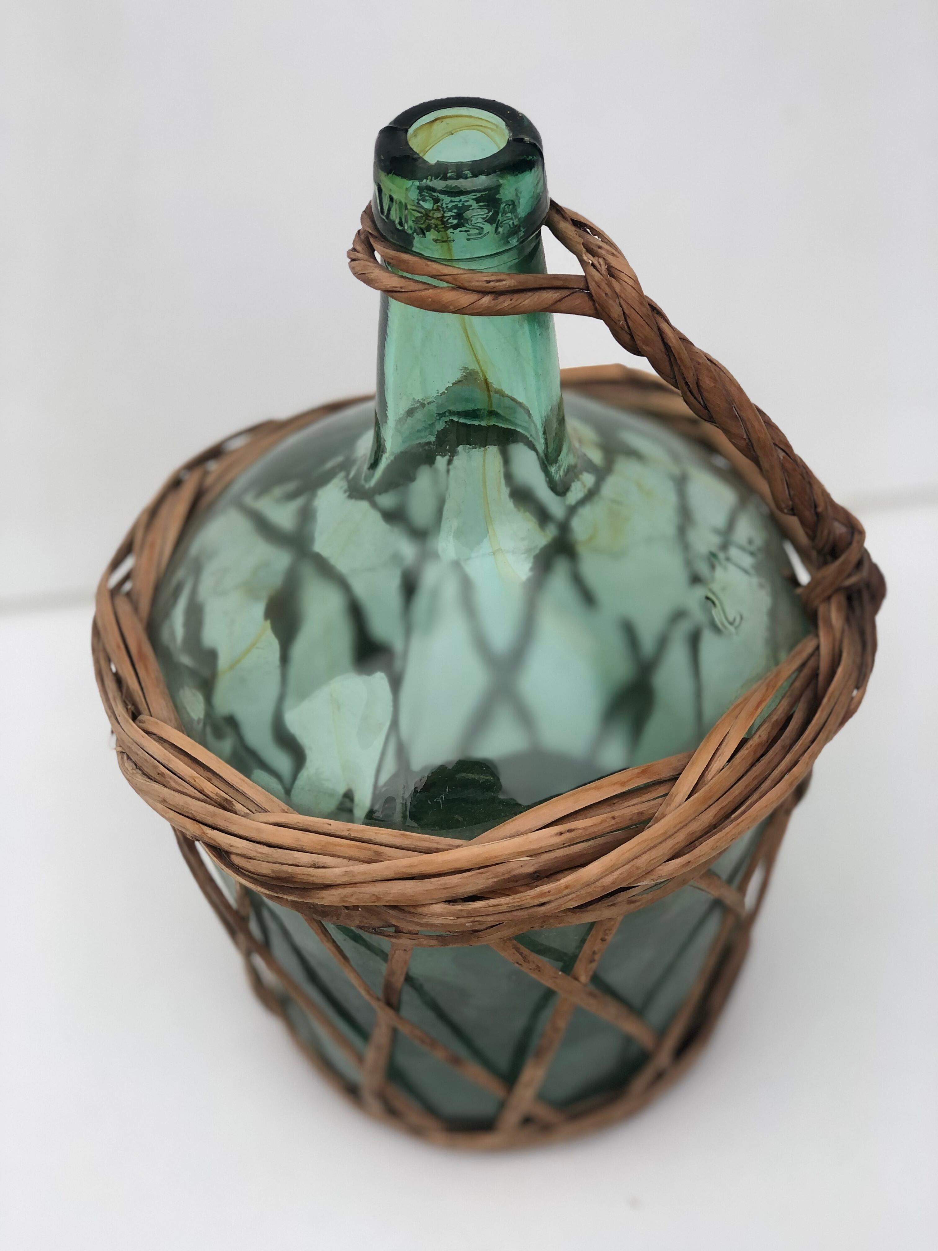 Dame jeanne habillée d'osier