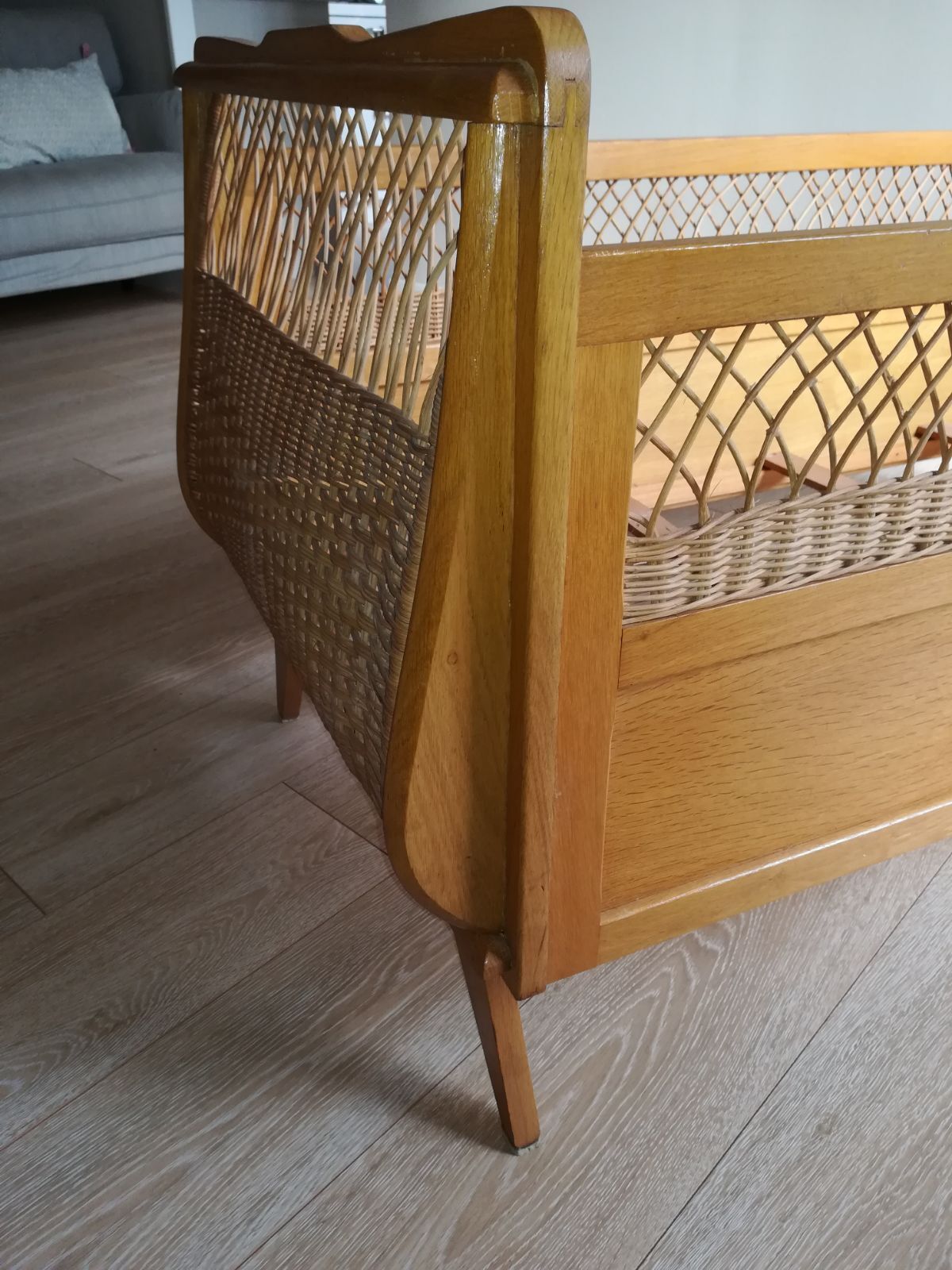 Lit bébé en bois et rotin vintage