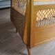 Lit bébé en bois et rotin vintage