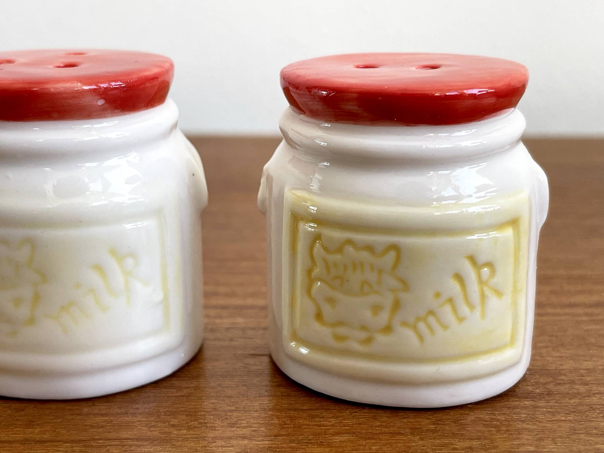 Salt and pepper shakers in the shape of milk cans with a cow on it, dutch vintage ceramic tableware