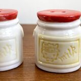 Salières et poivrières en forme de bidons de lait avec une vache dessus, vaisselle en céramique vintage hollandaise