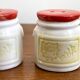 Salières et poivrières en forme de bidons de lait avec une vache dessus, vaisselle en céramique vintage hollandaise