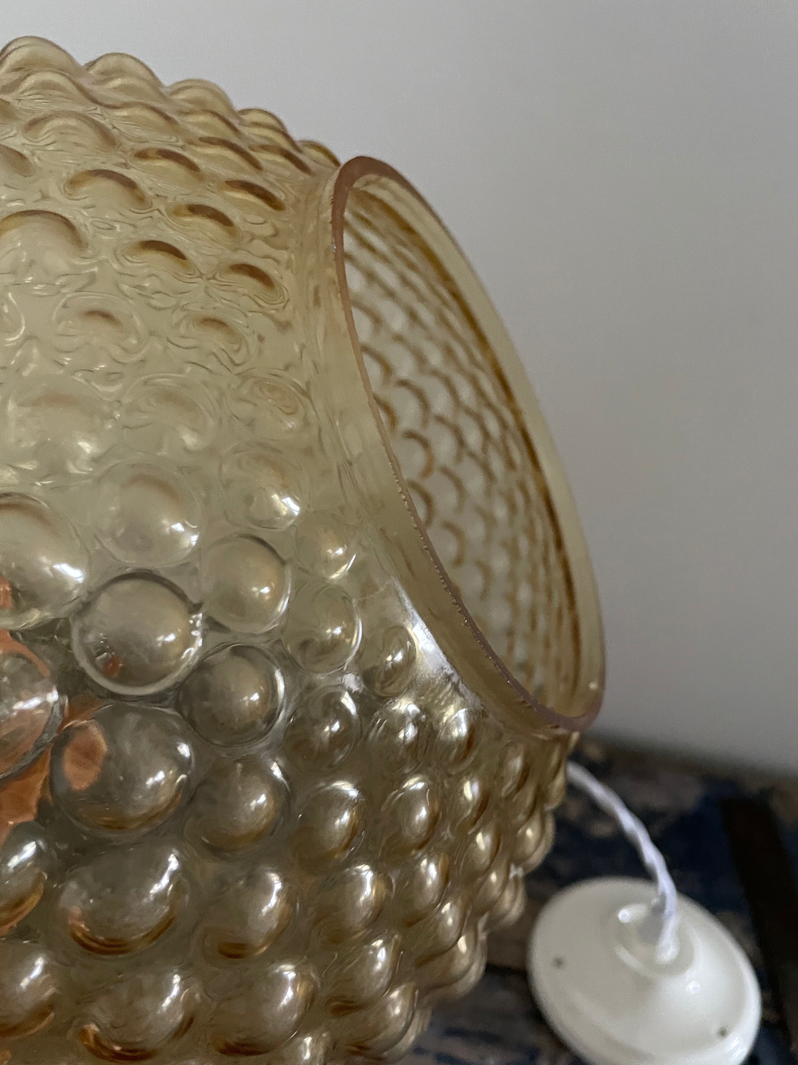 Globe suspension with large bubbles