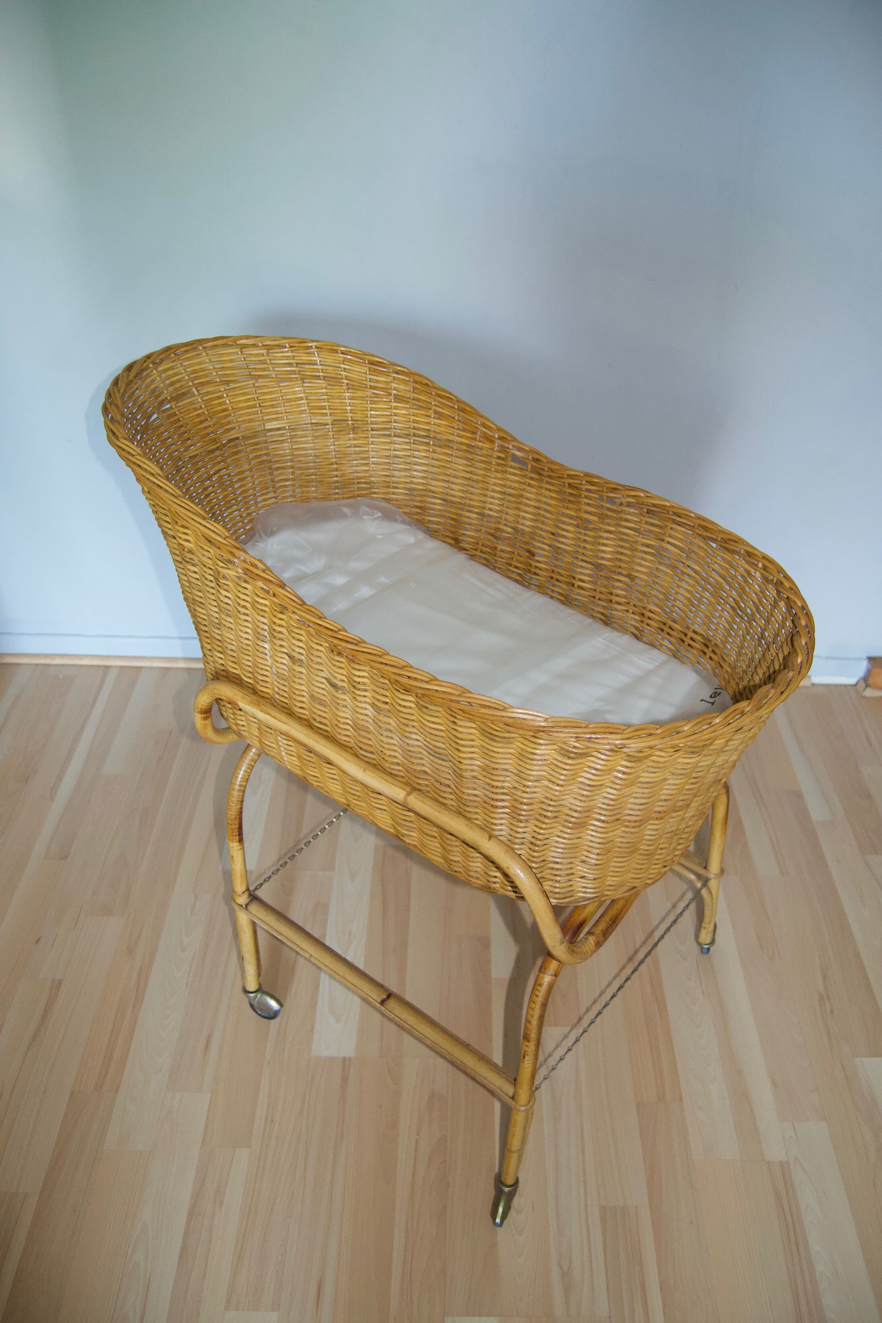 Cradle in rattan & wicker on foot