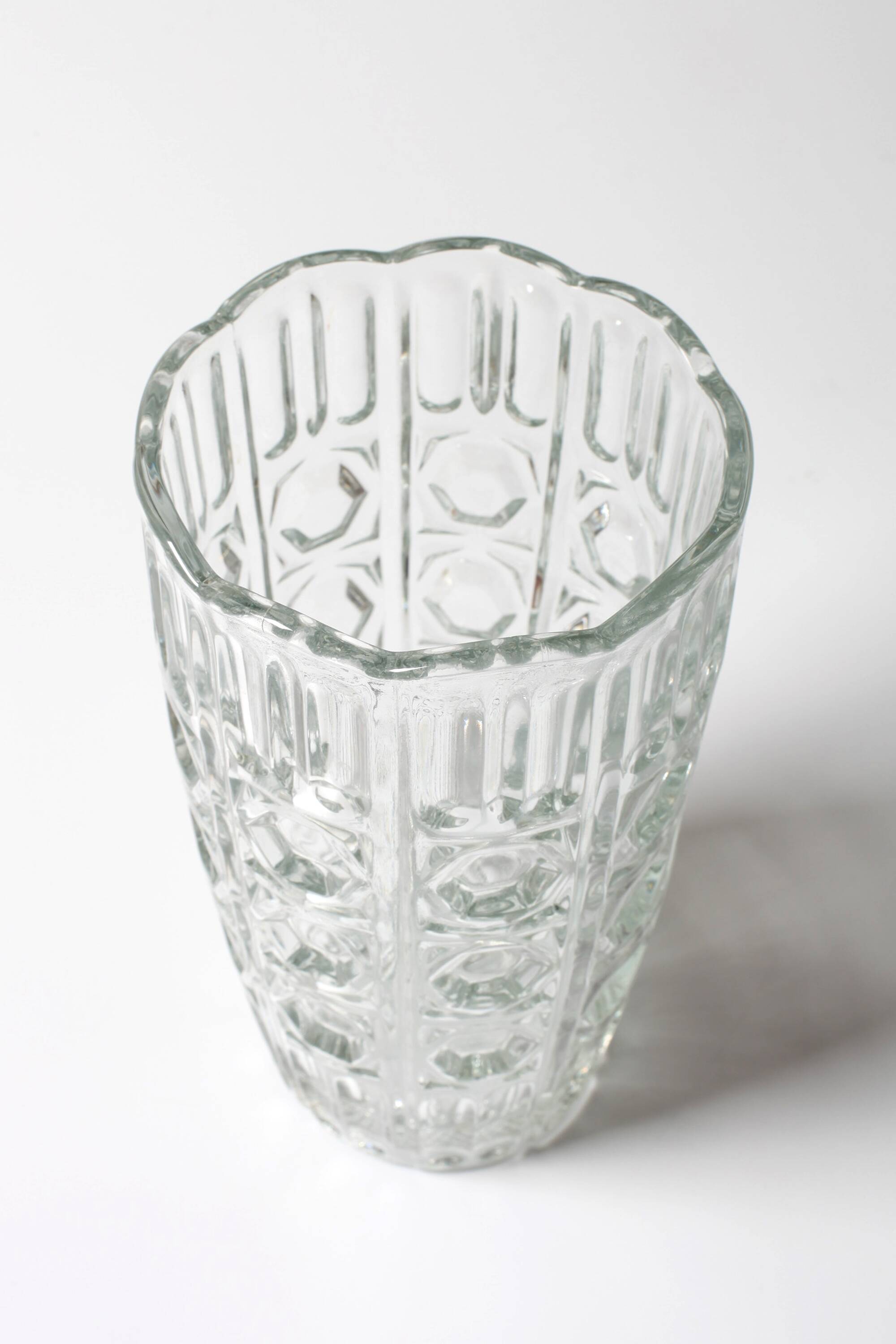 Vase à fleurs vintage en verre massif transparent, pressé à la main / Fidenza / Italie