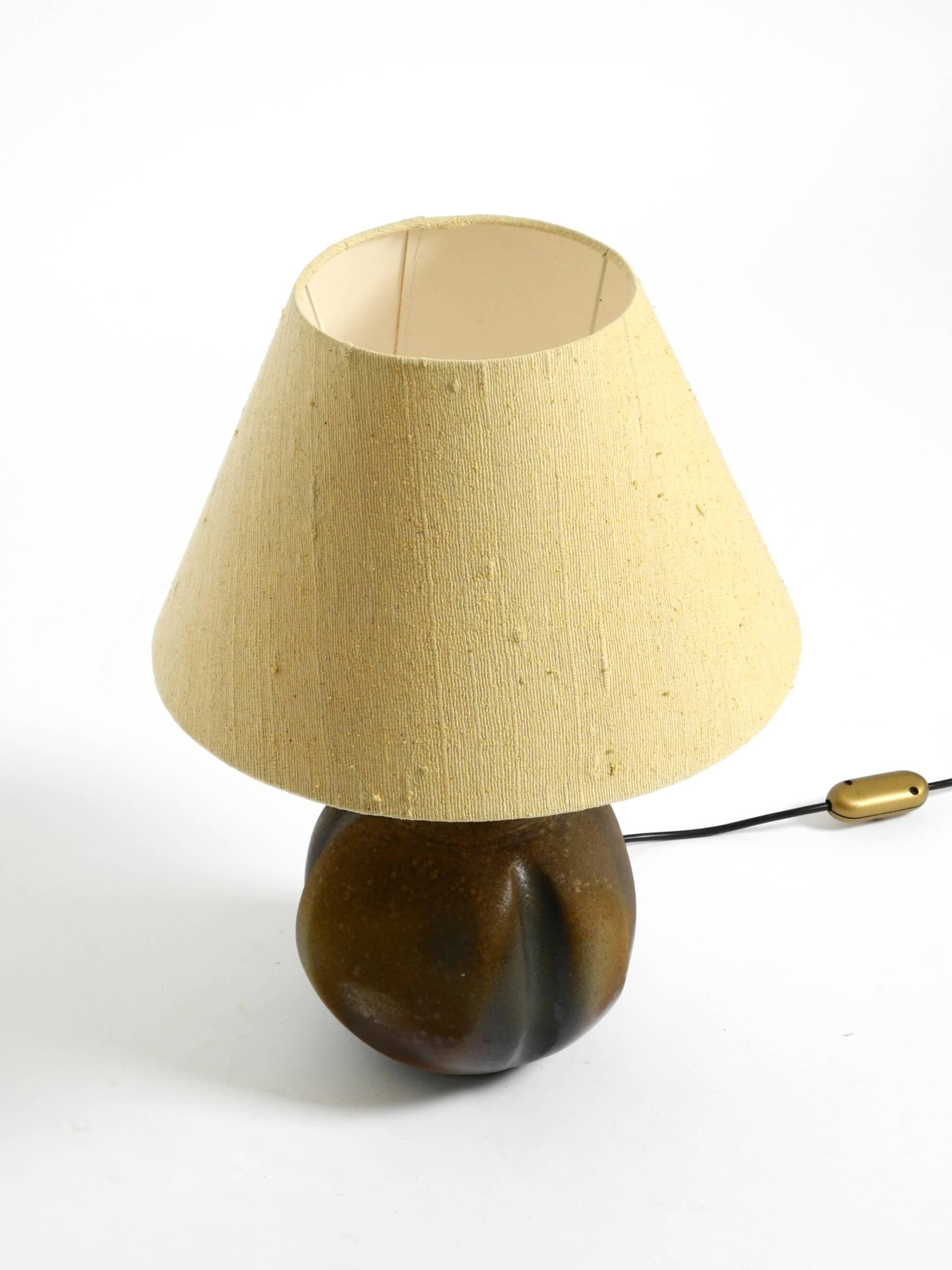 Très belle lampe de table en céramique des années 1960 avec abat-jour en tissu d'origine.