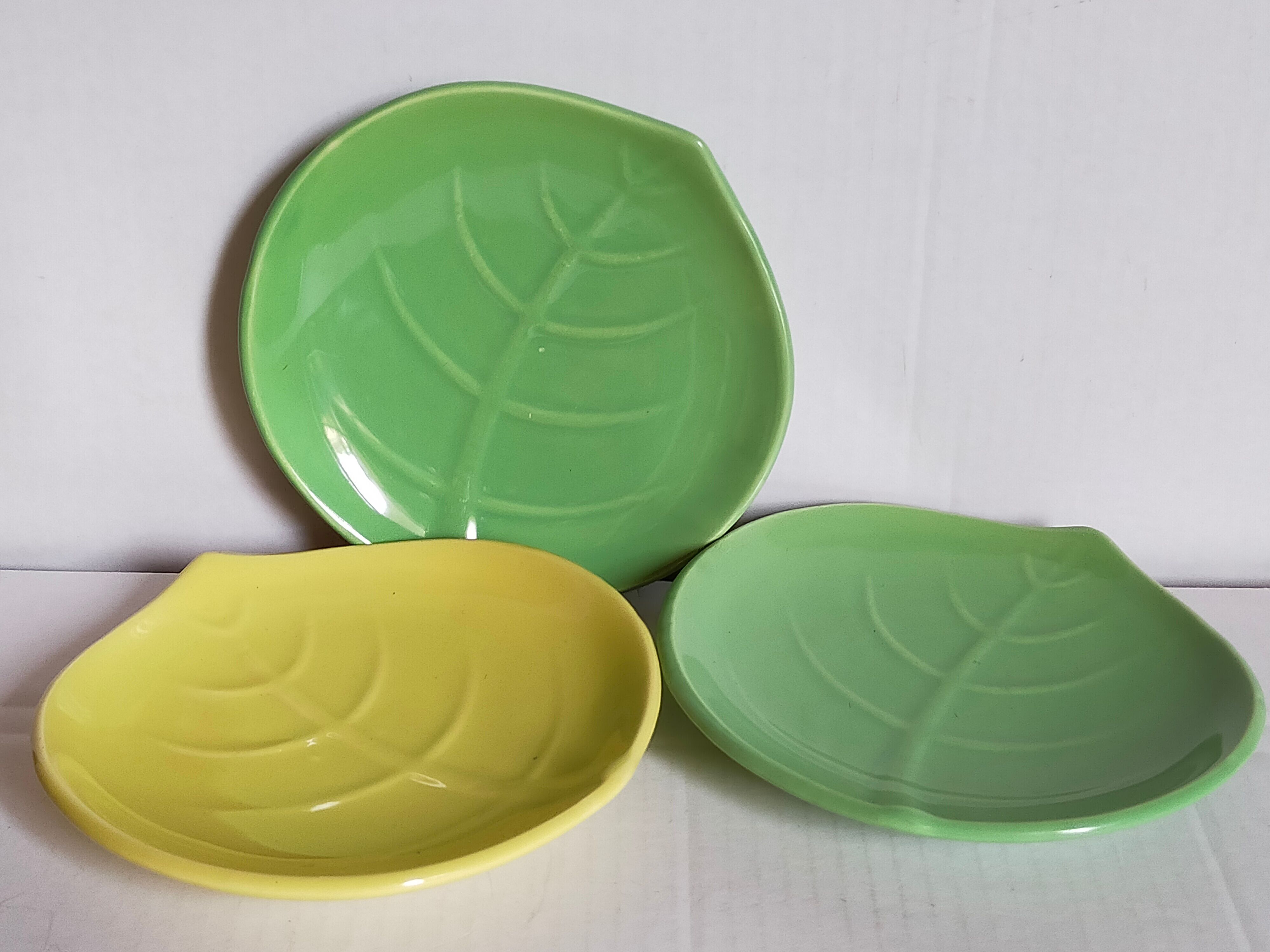 Three ceramic leaf cups 50s