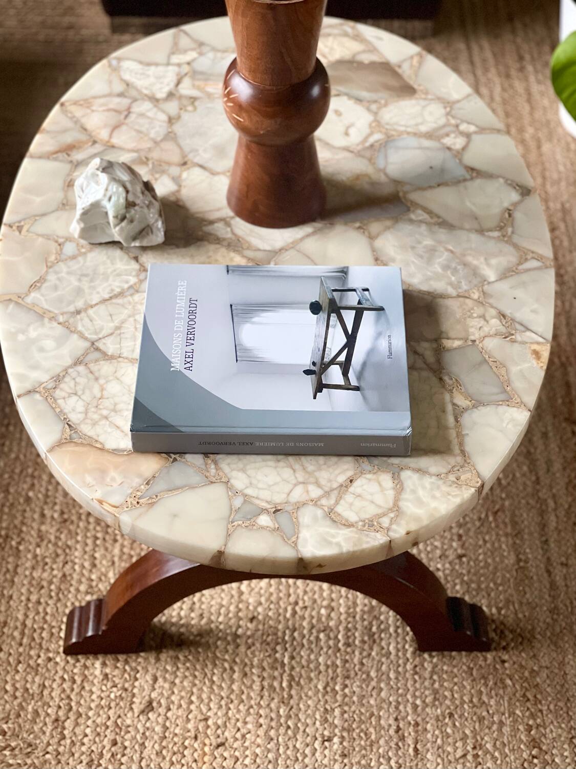 Coffee table in wood, marble and onyx.