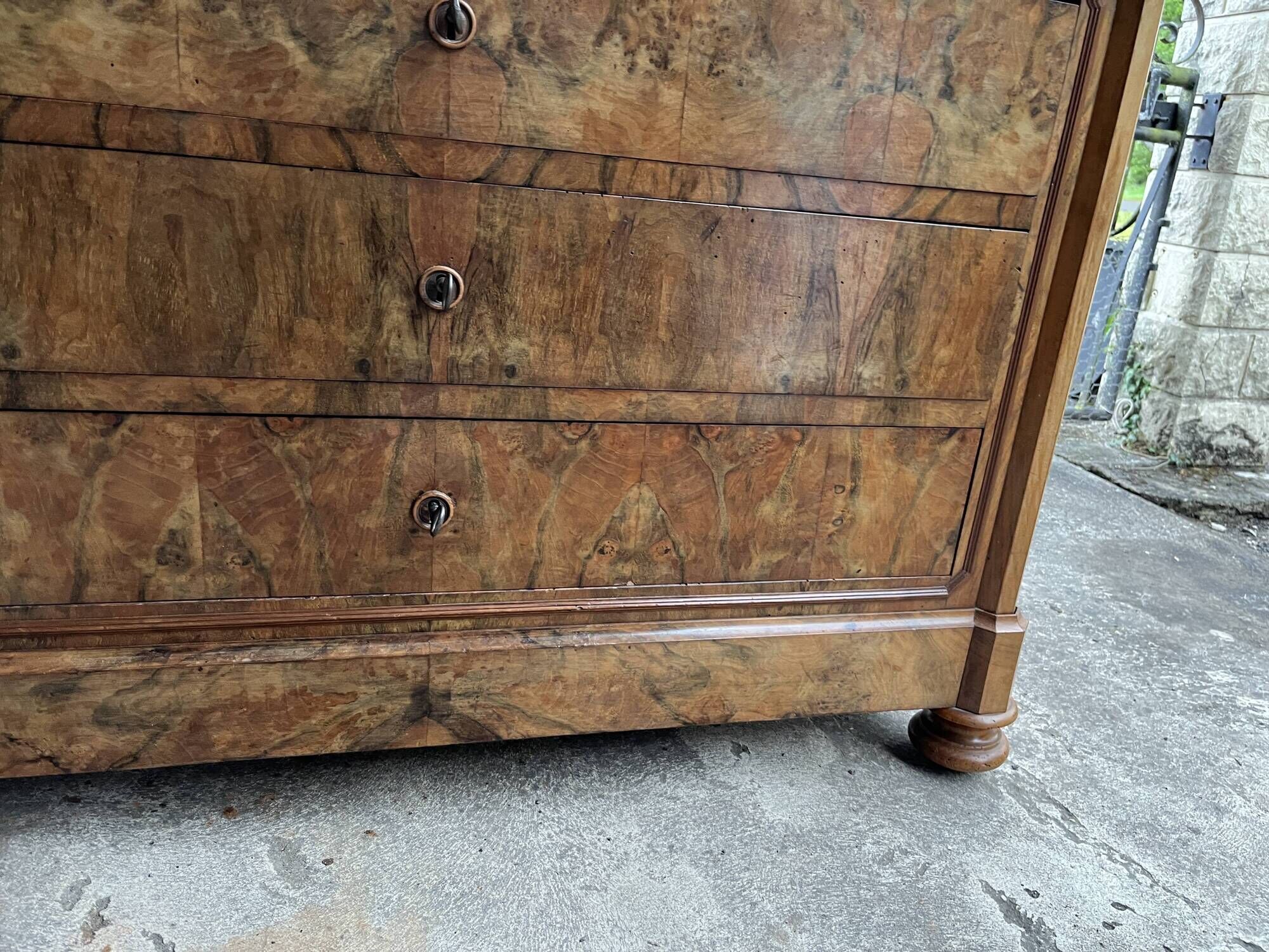 Antique Louis-Philippe elm burl chest of drawers, four drawers