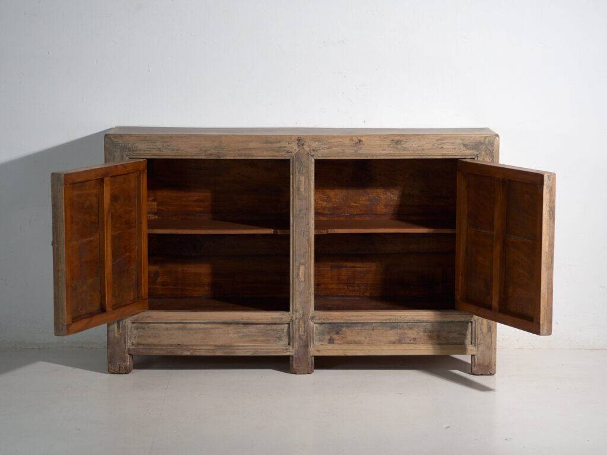 Buffet ancien en bois de pin – Chine, vers 1930