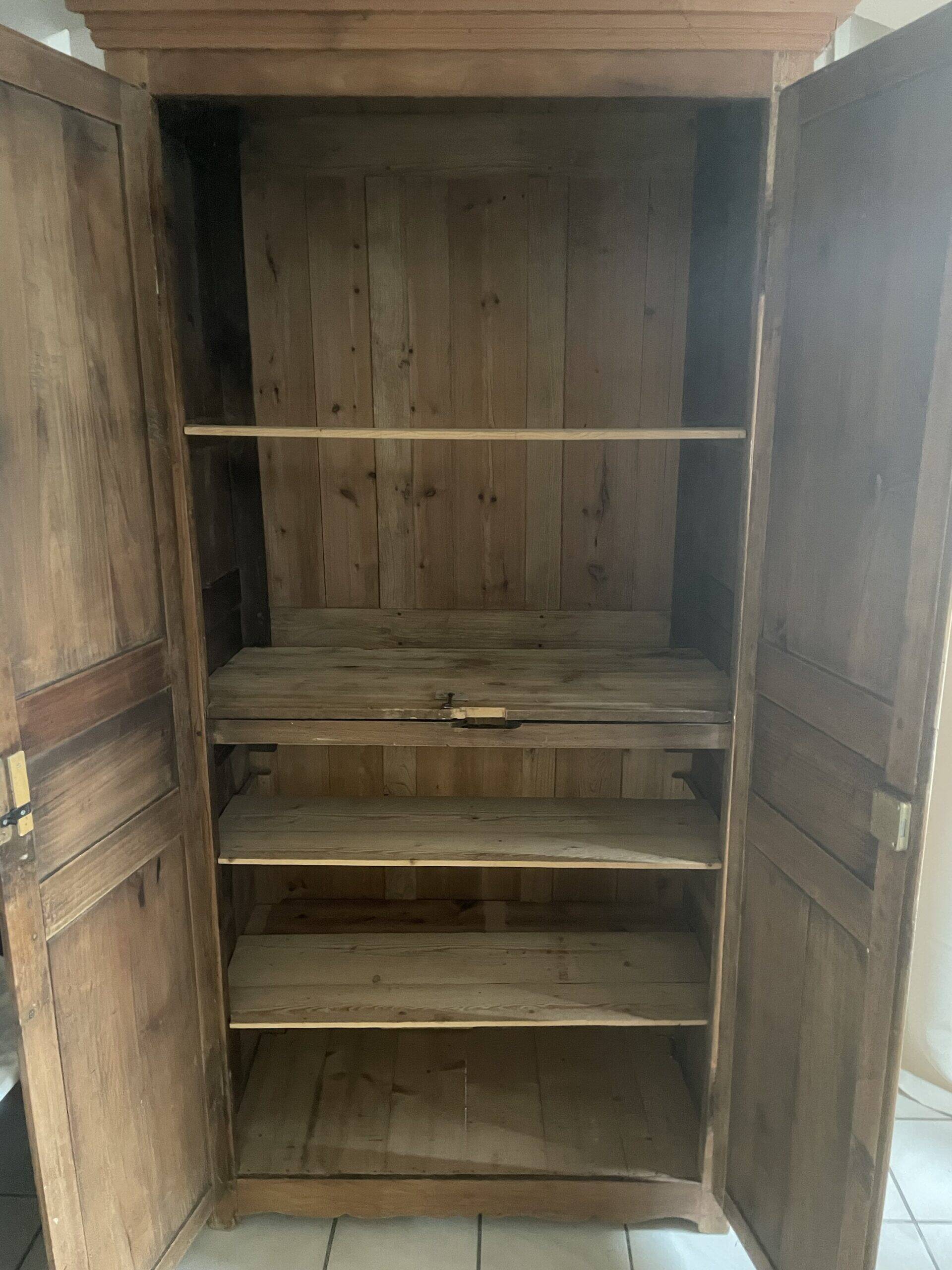 Armoire parisienne en bois massif