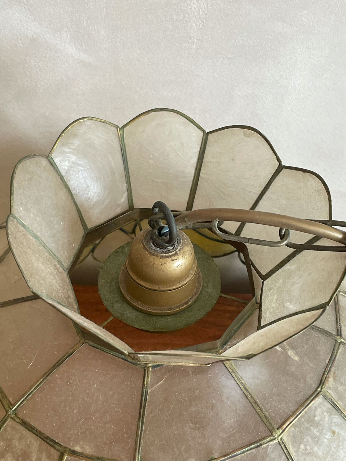 Mother-of-pearl and brass suspension