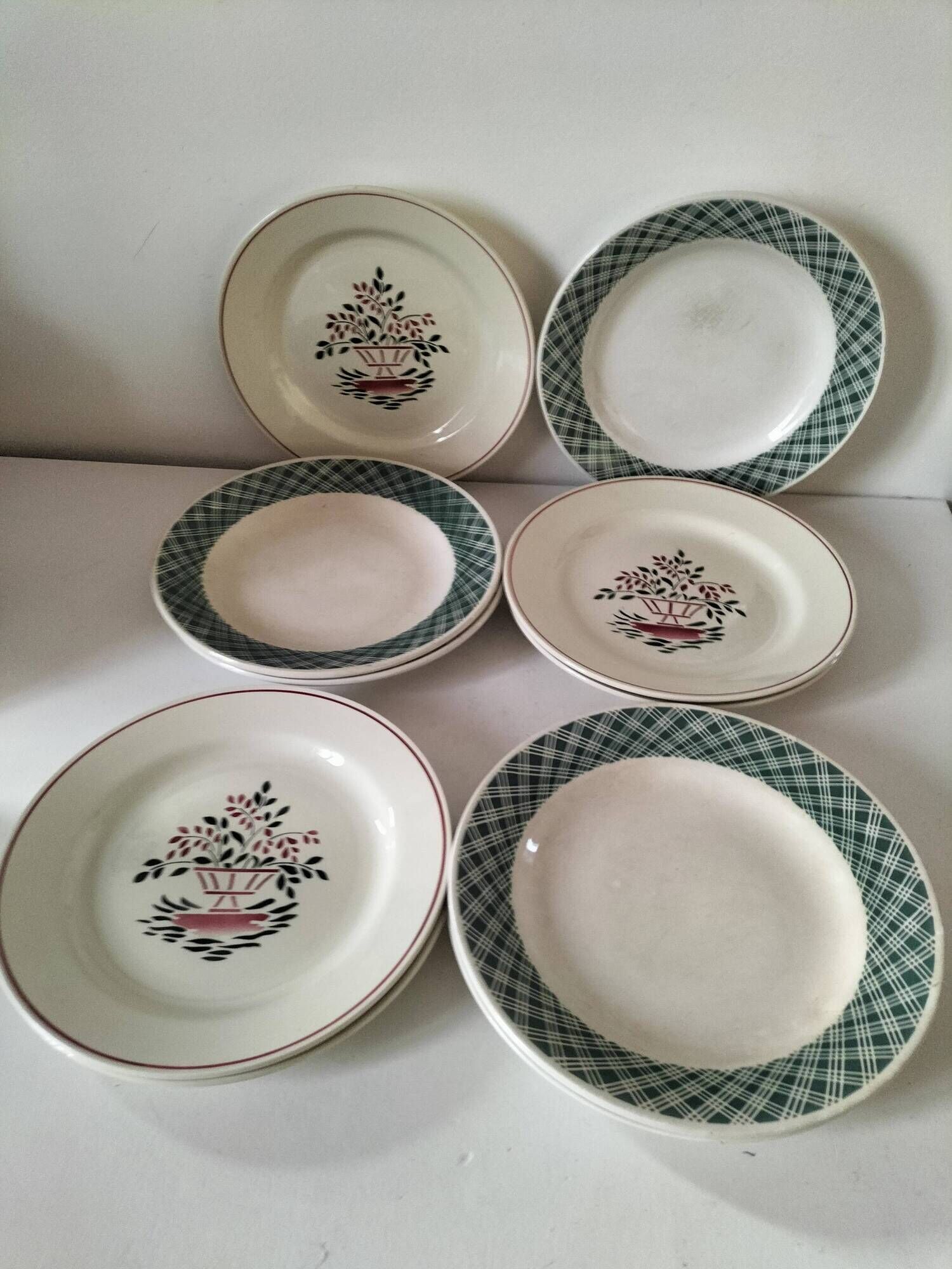 Mix of 10 ironstone plates, HBCM Agnès decoration - St Amand decoration 2070
