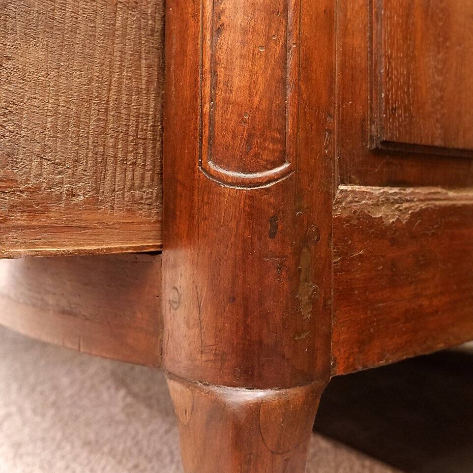 18th Century French Crossbow Front Chest of drawers in Walnutt