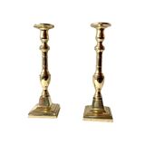 Paire d'anciens bougeoirs en laiton