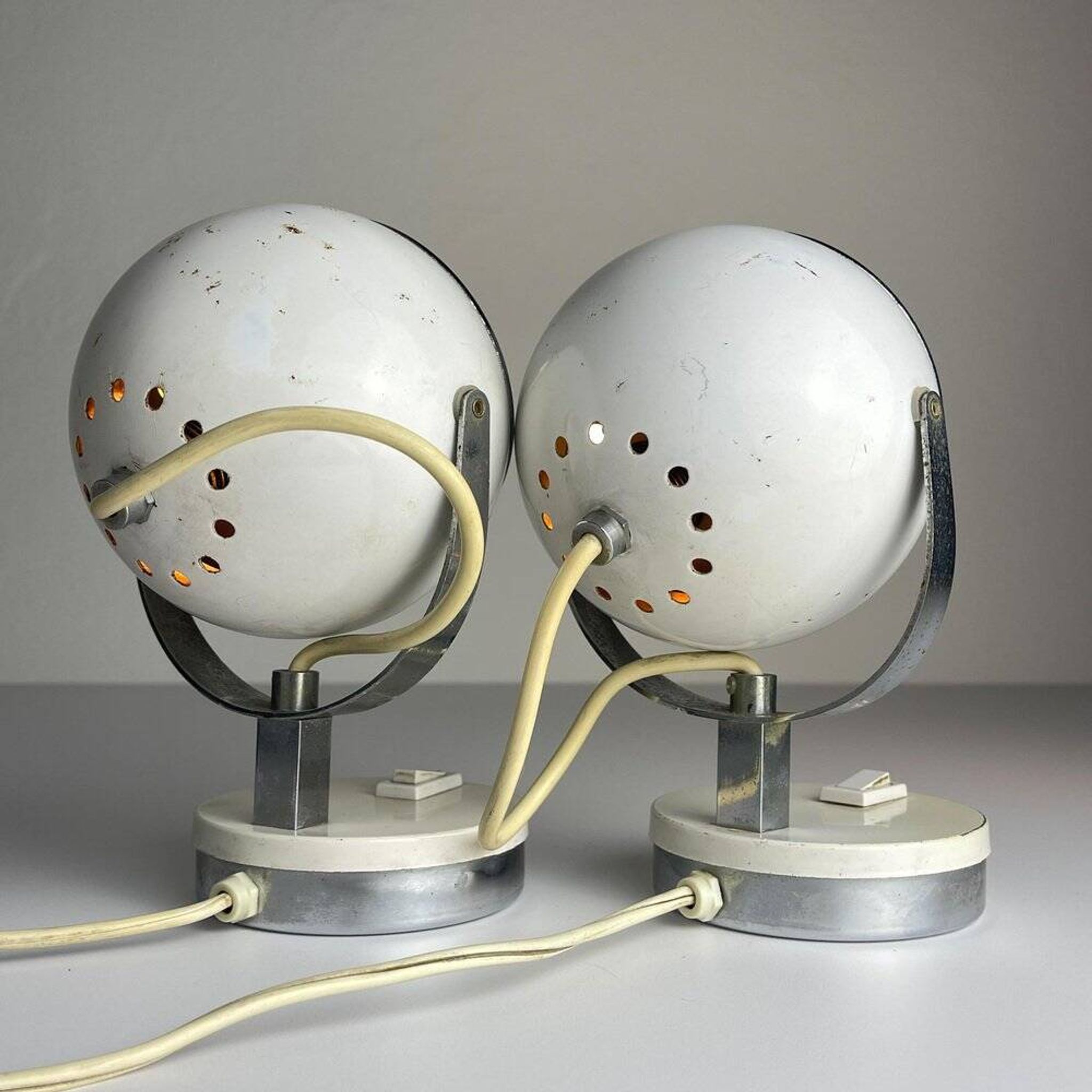 Lampes de bureau blanches du milieu du siècle, années 1960, ensemble de 2