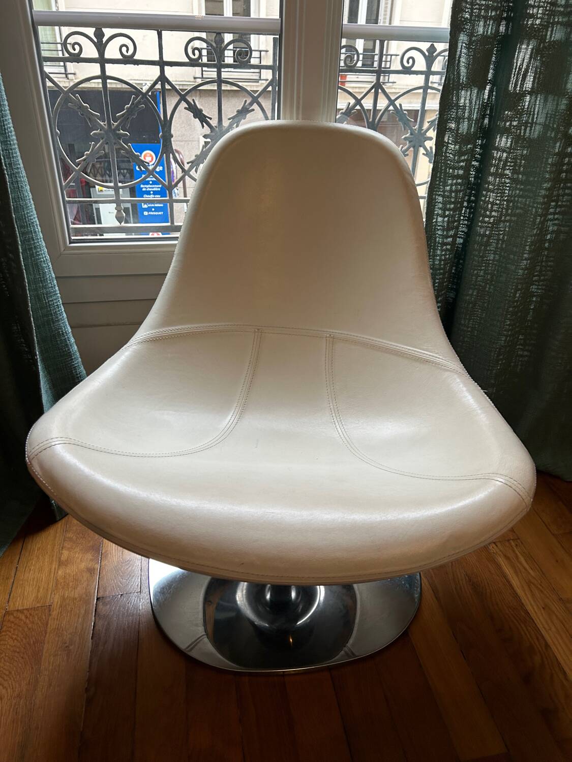 Fauteuil pivotant "egg tirup" de carl öjerstam ", cuir blanc