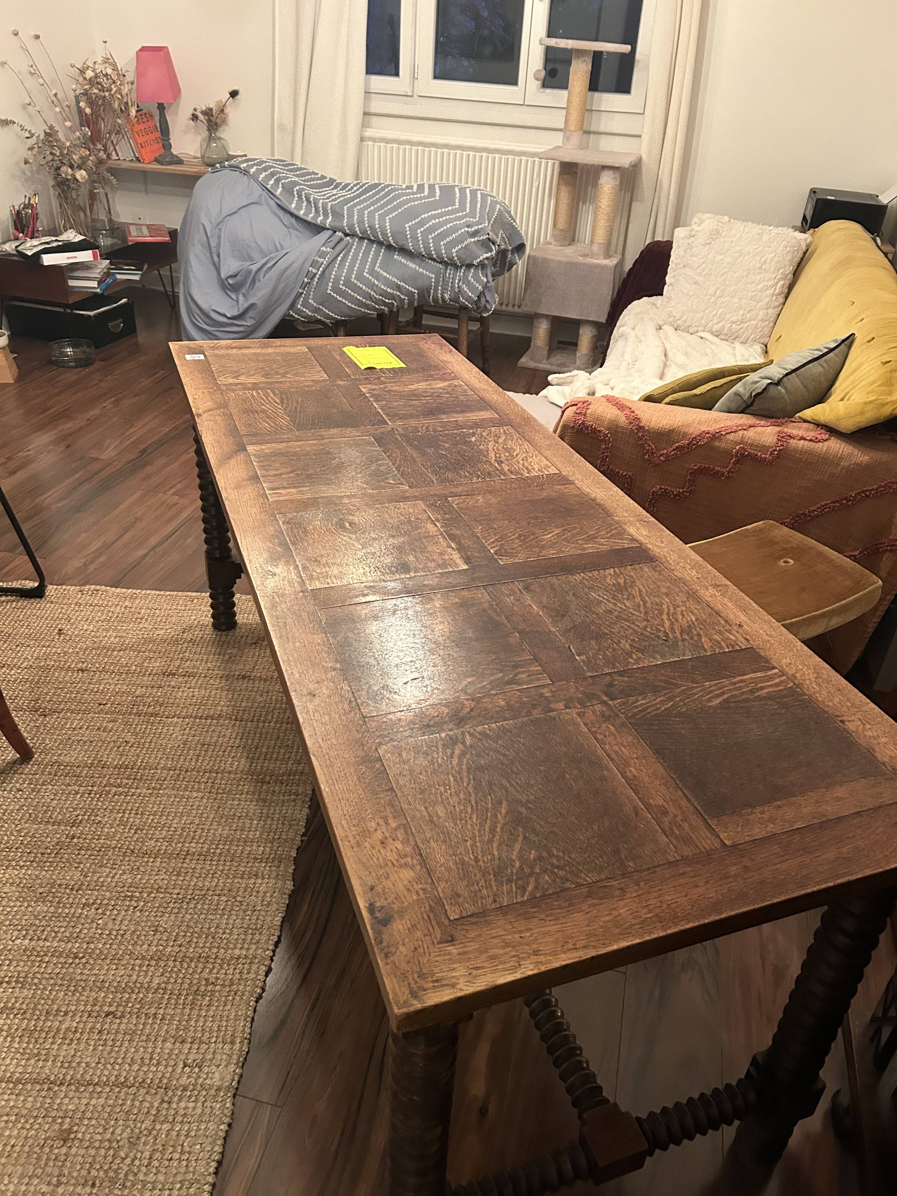 Longue table en bois massif