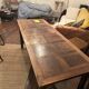 Longue table en bois massif