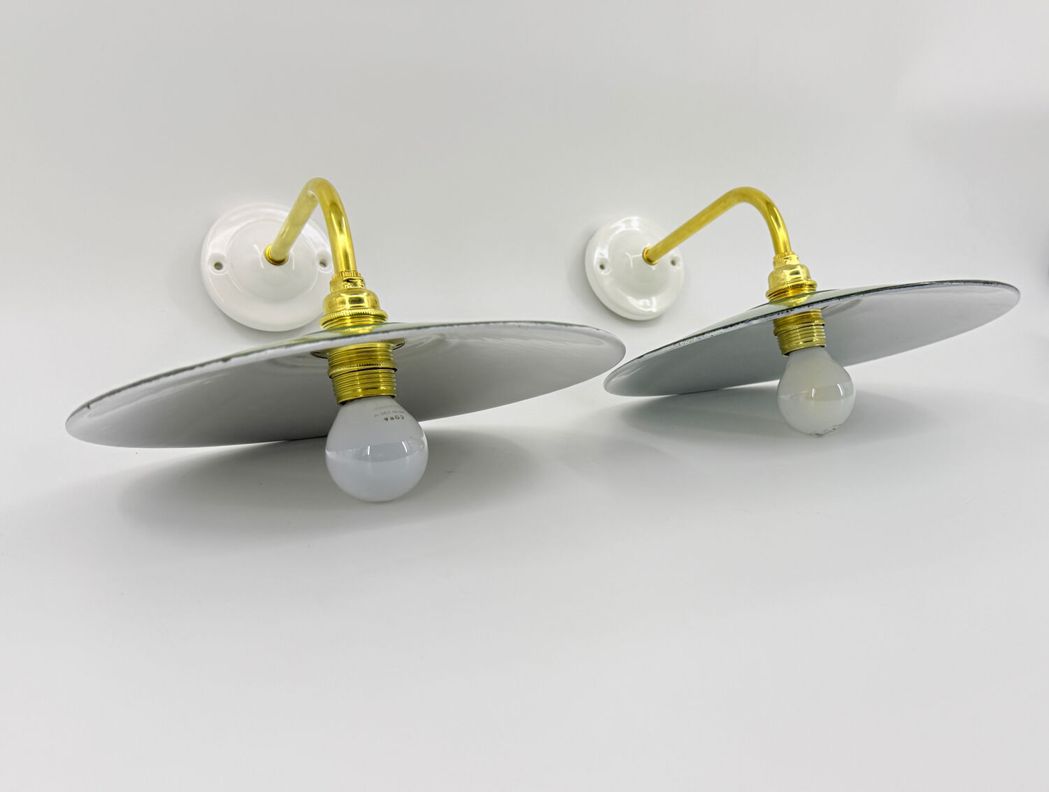 Enamelled sheet metal wall lights
