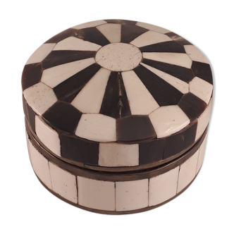 Box with black and white stripes bones and vintage horn 80