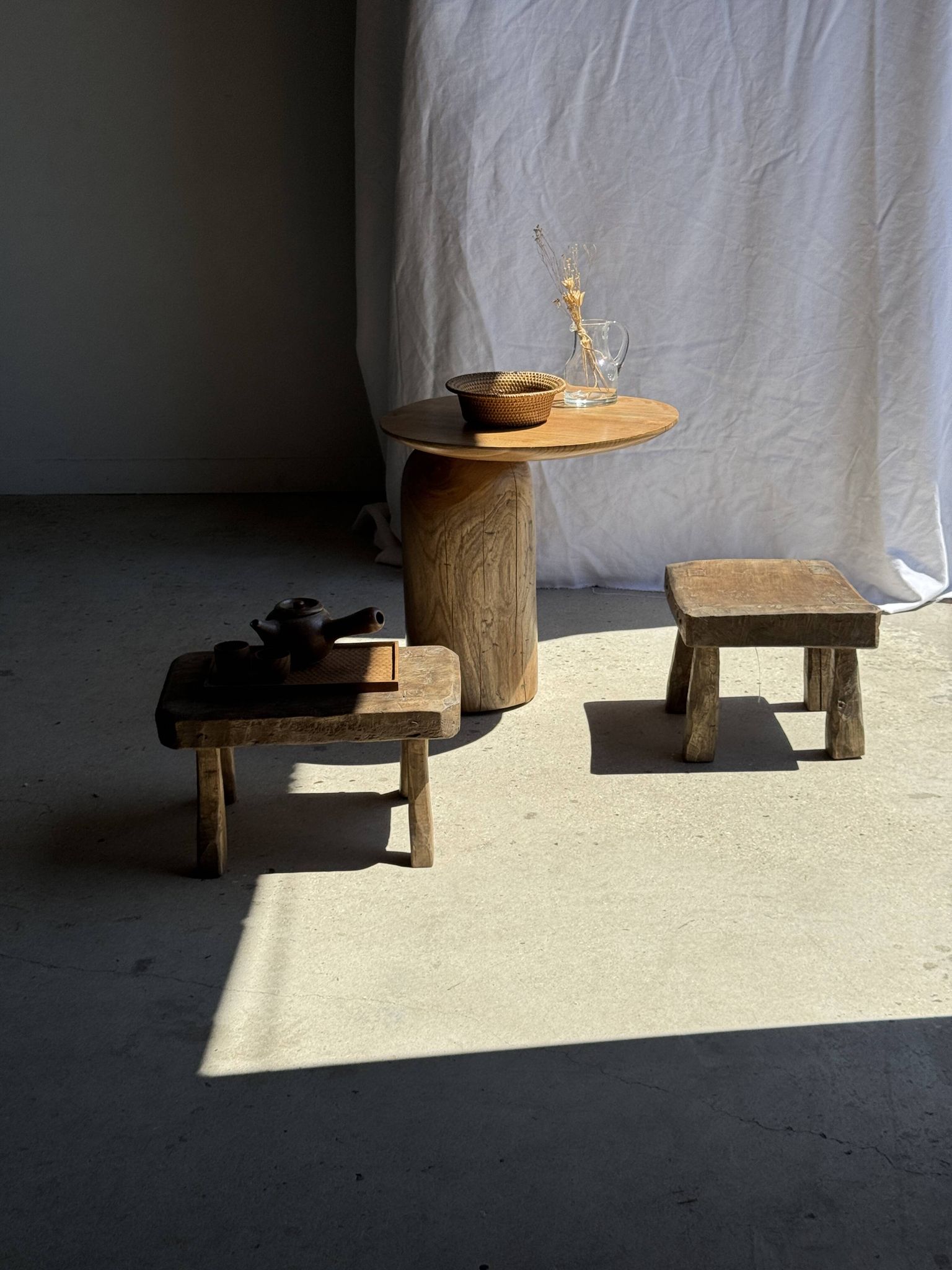 Tabouret d'appoint en teck massif carré assise courbée