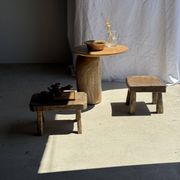 Tabouret d'appoint en teck massif carré assise courbée