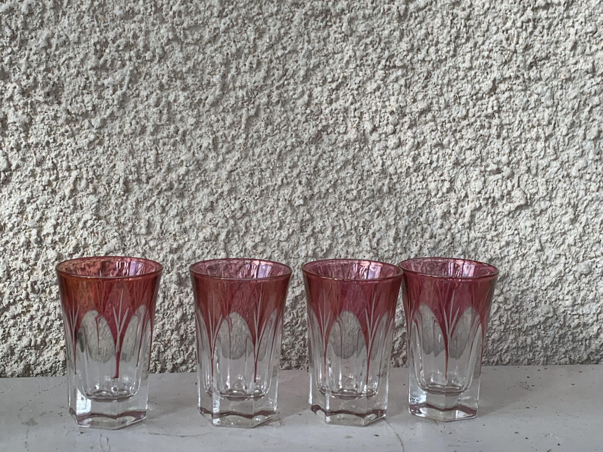 7 verres à apéritif en verre rouge et transparent ciselés vintage