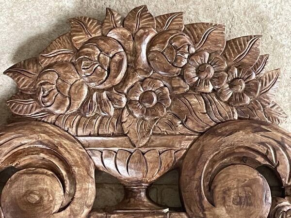Porte-manteau mural sur fronton en bois sculpté