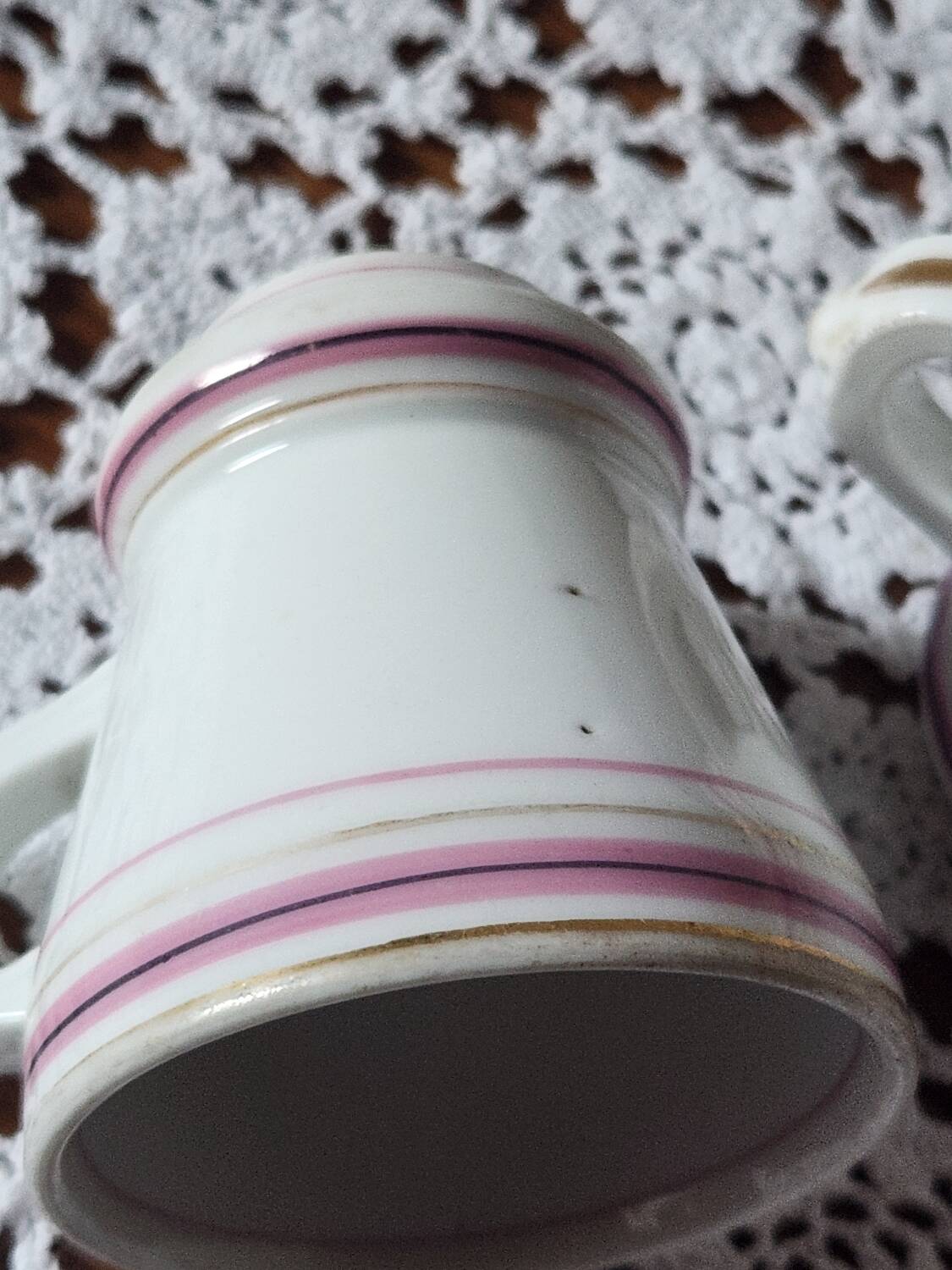 2 tasses à café Brulot de barware lourd taille demi-tasse de la fin des années 1800. Ustensiles blancs expresso Kitchenalia. Bistrot français rustique