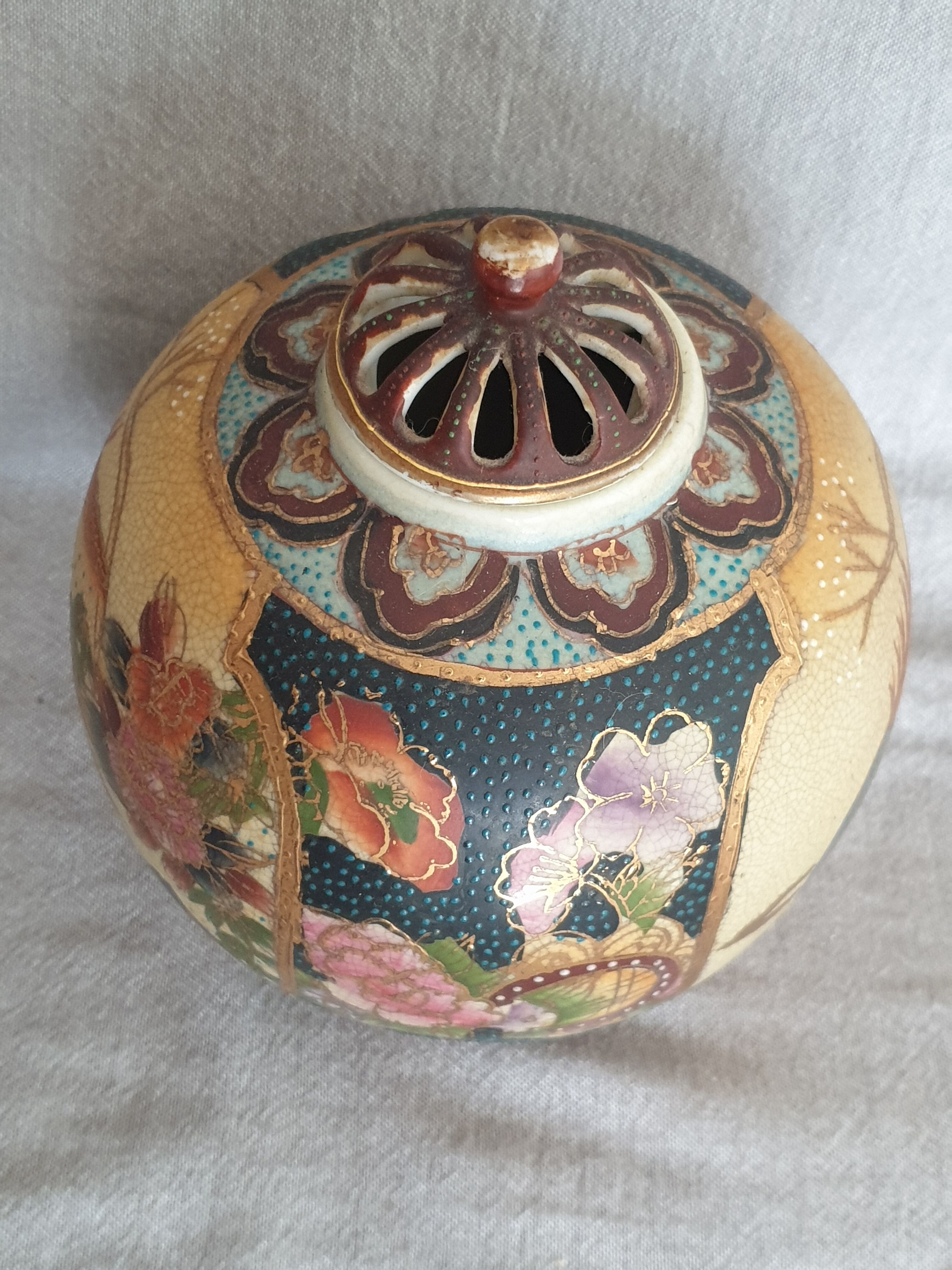 Vase boule encensoir (brûleur d'encens) ou pot à gingembre japonais en porcelaine craquelée