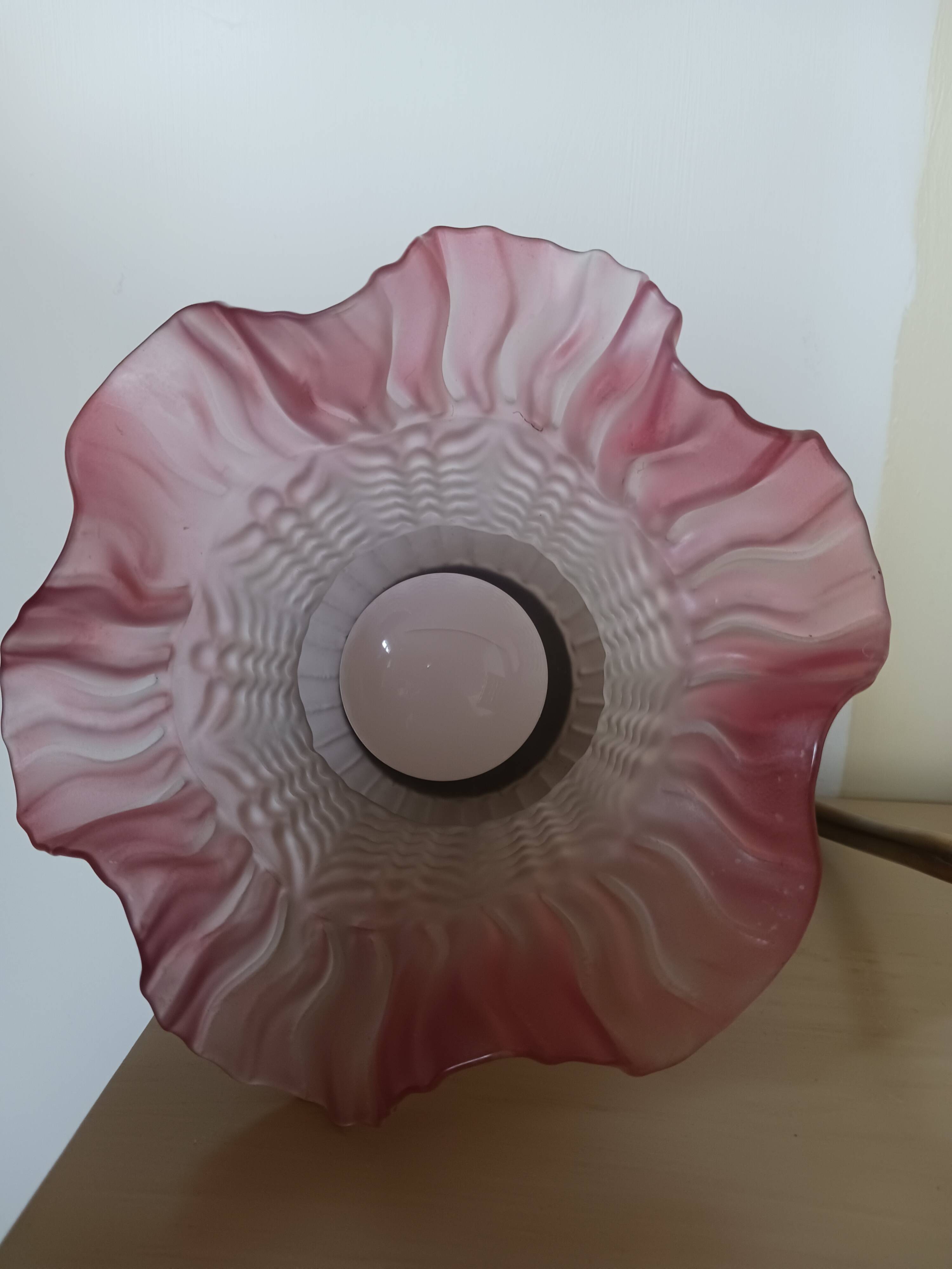 Lampe ancienne, de bureau , en opaline et laiton doré .