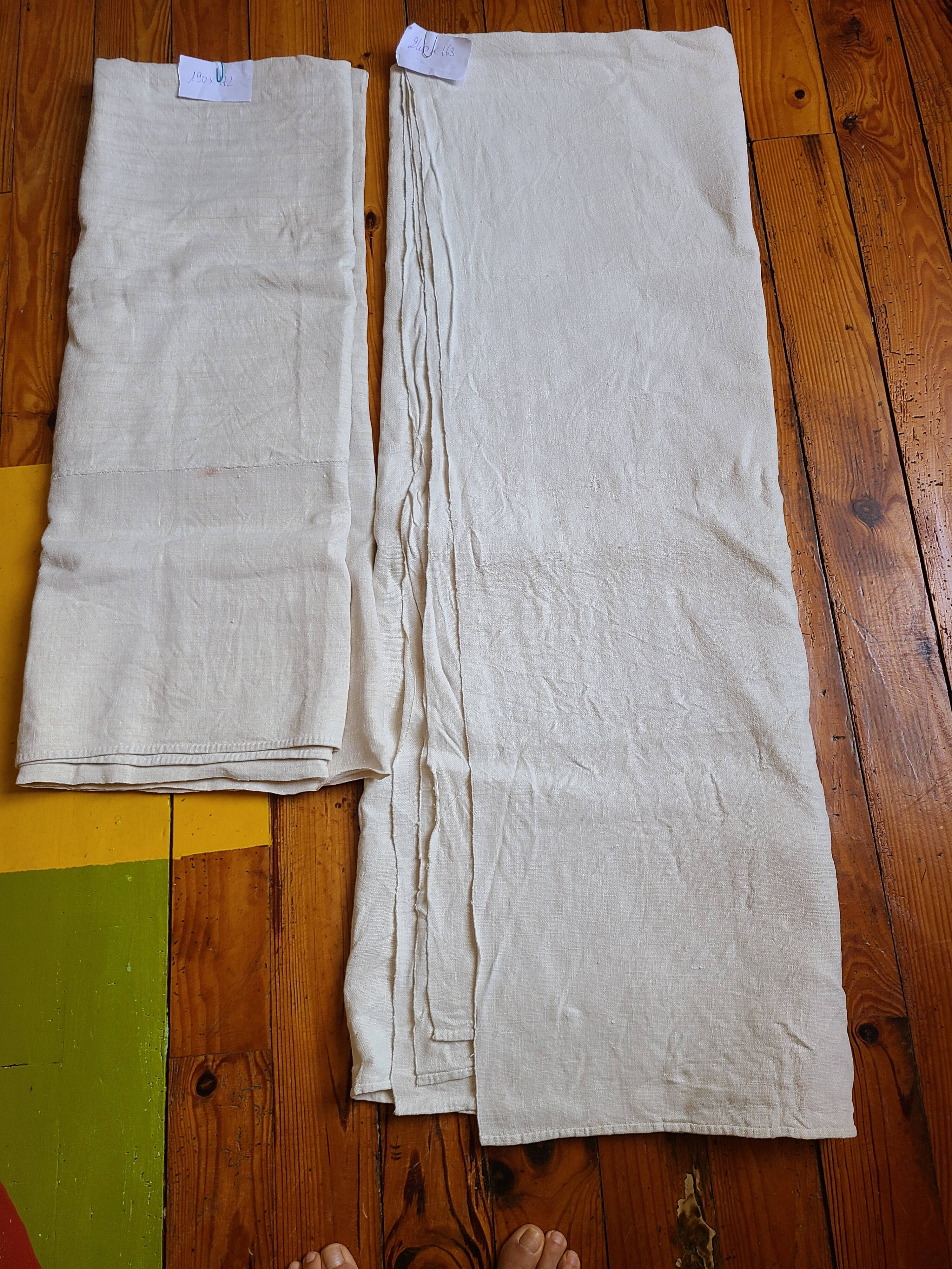 Set of 2 antique pieces in authentic pure linen.