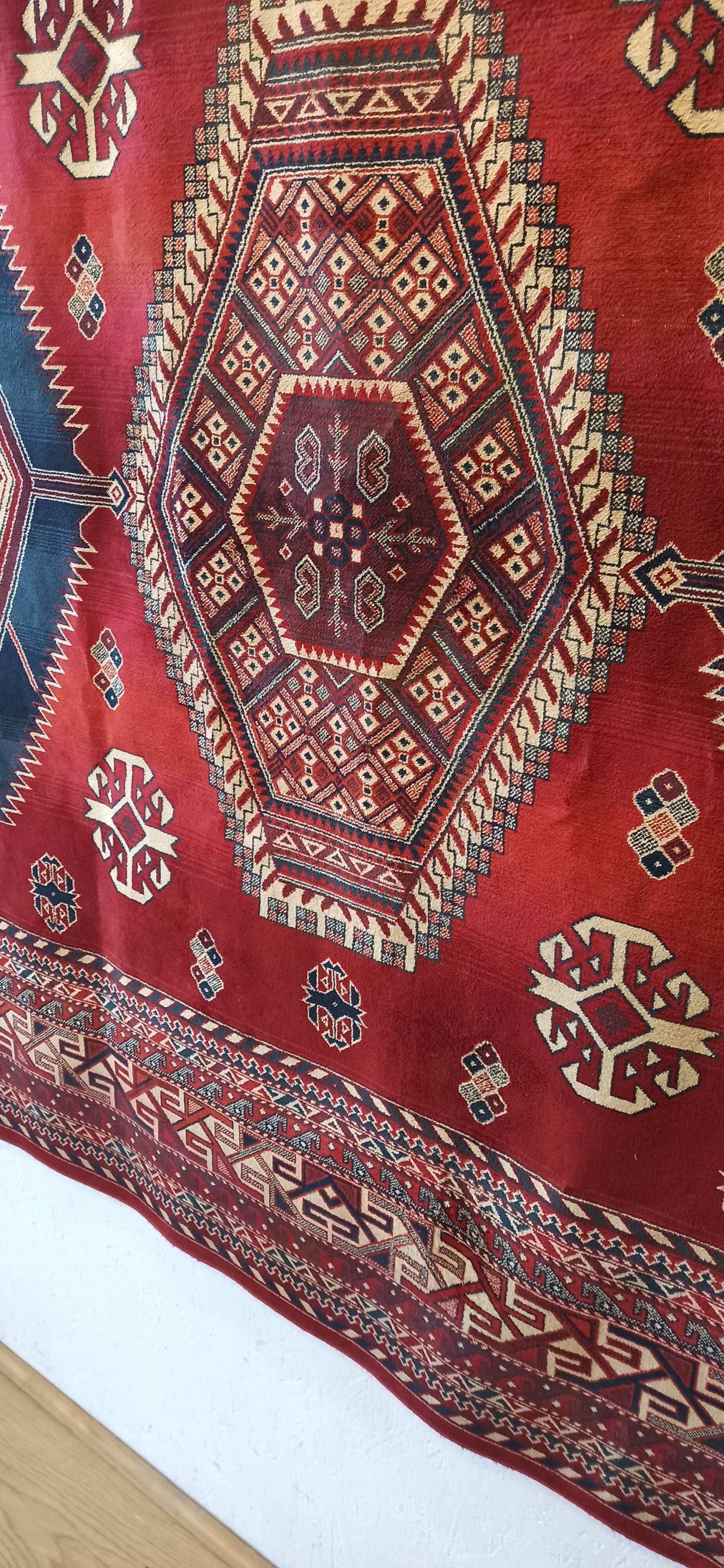 Tapis mural aux motifs orientaux.