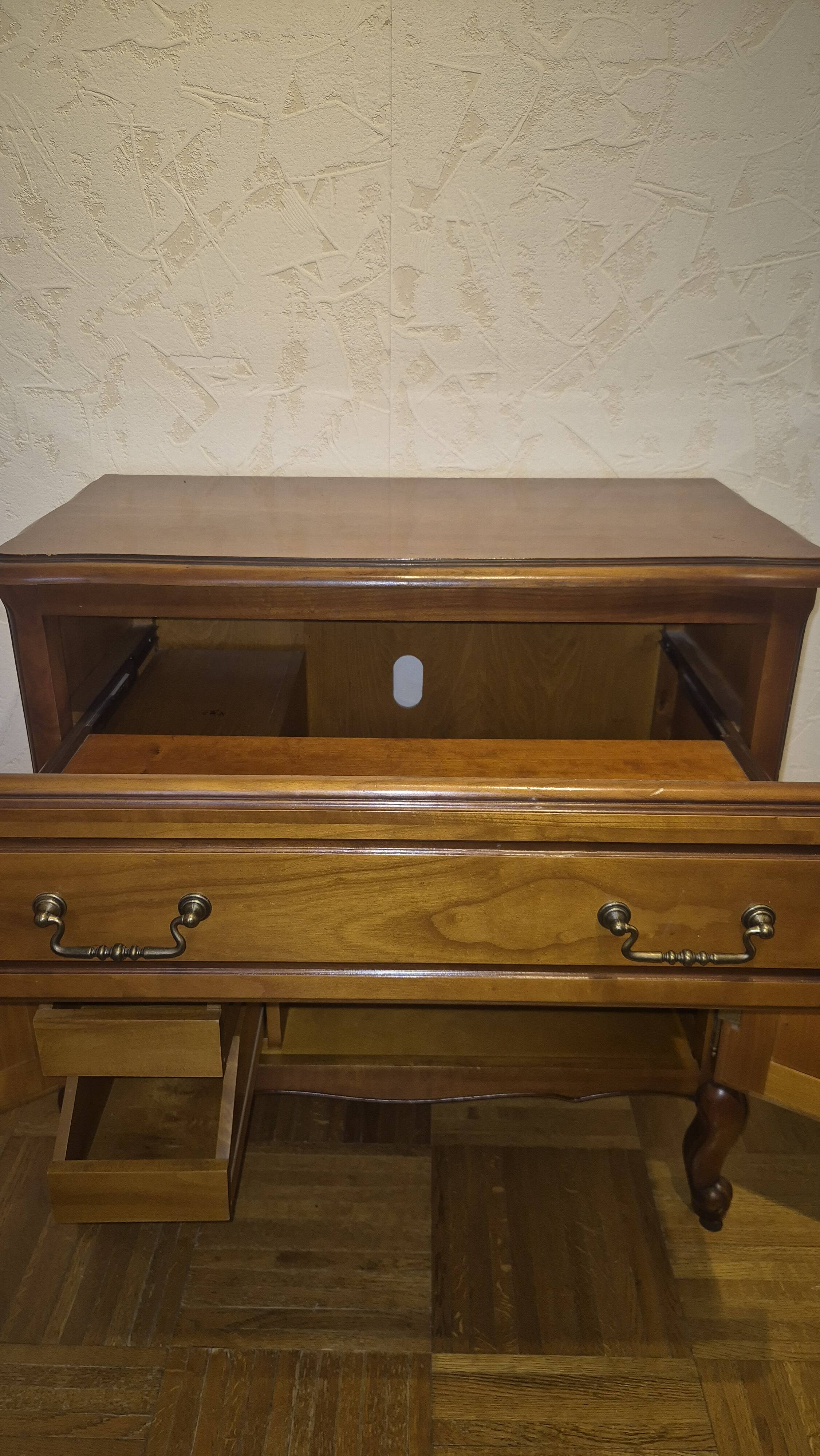 Classic style TV unit with sliding shelf