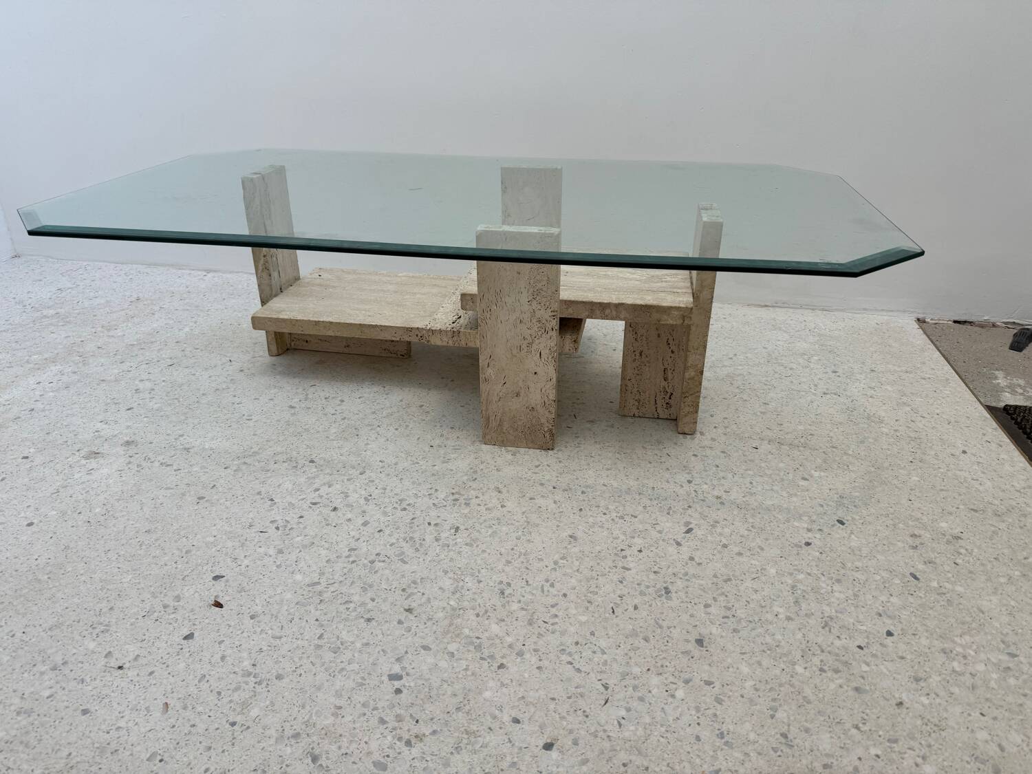 Table basse brutaliste en travertin, 1970