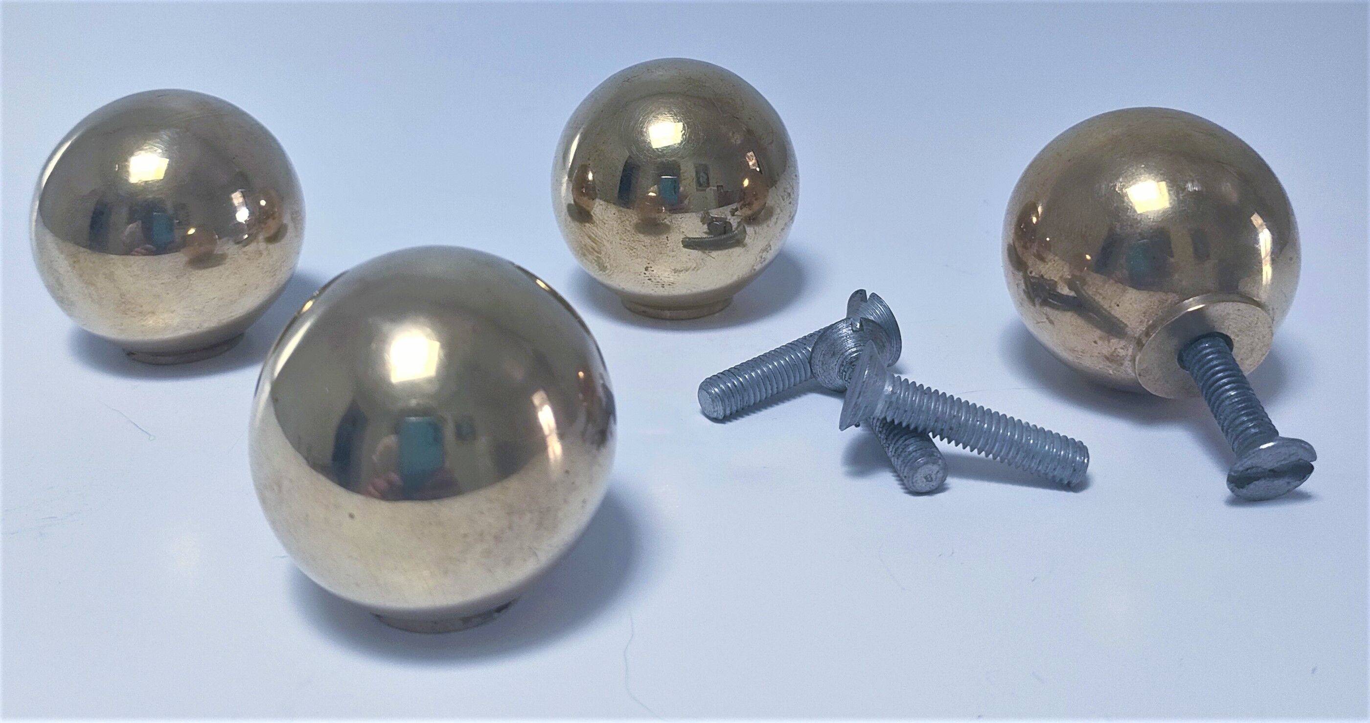 Quatre poignées boules laiton massif années 70
