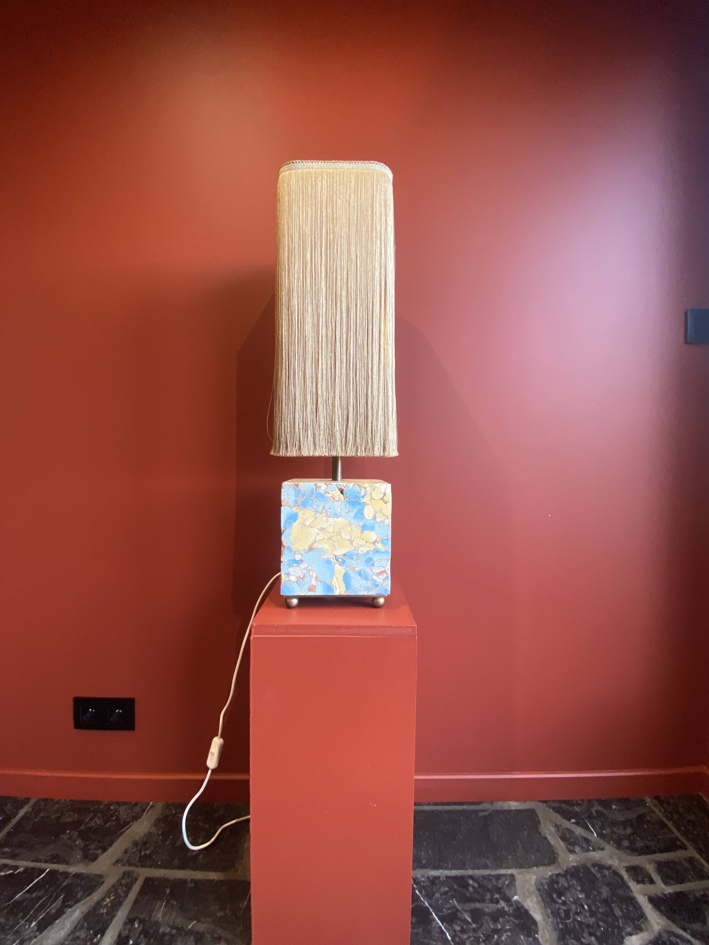 Base stuck blue beige marble-plaster, fringed lampshade Houles, 21st century.