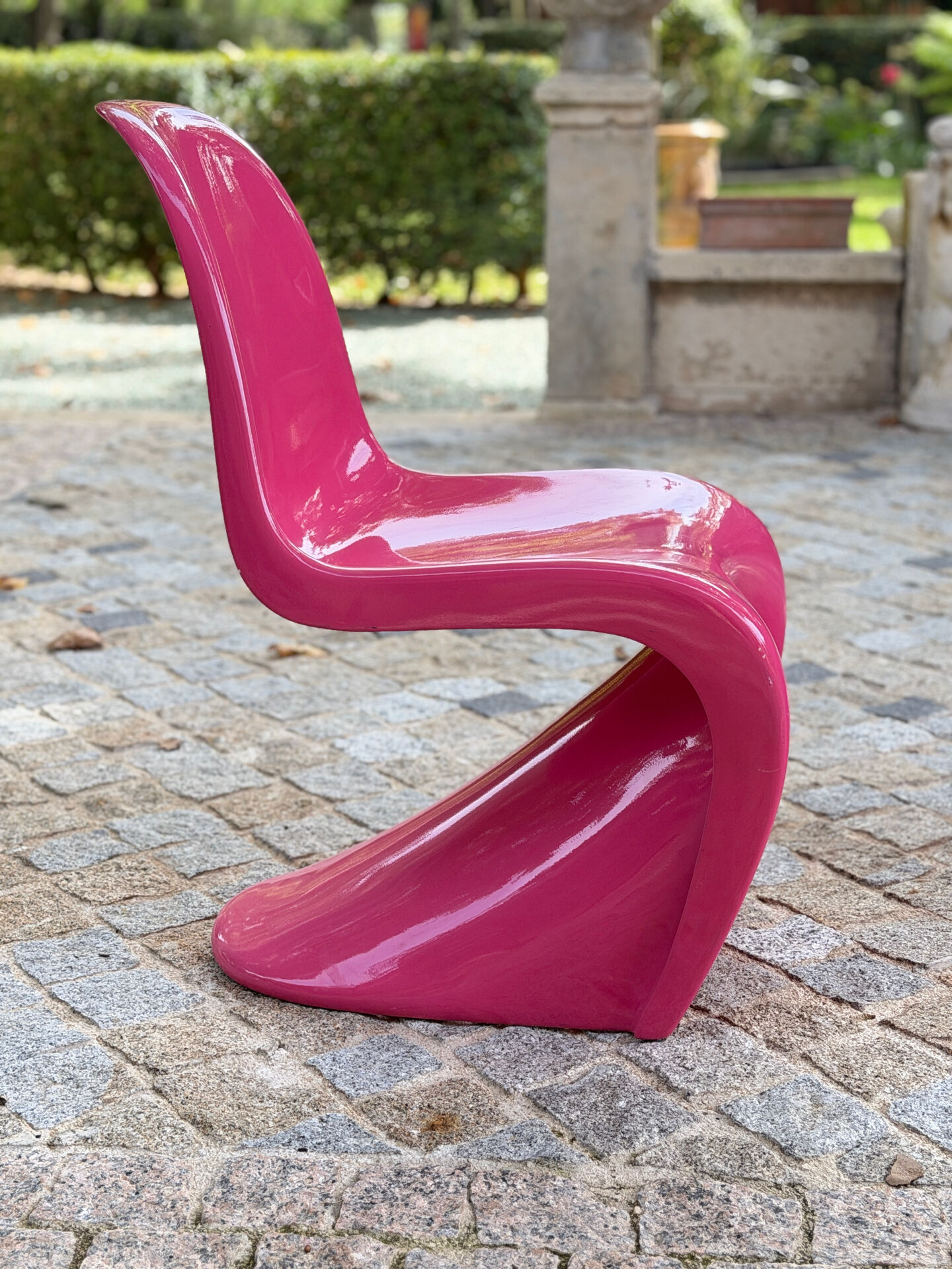 Pair of S-shaped chairs in fuchsia fibreglass – Space Age style