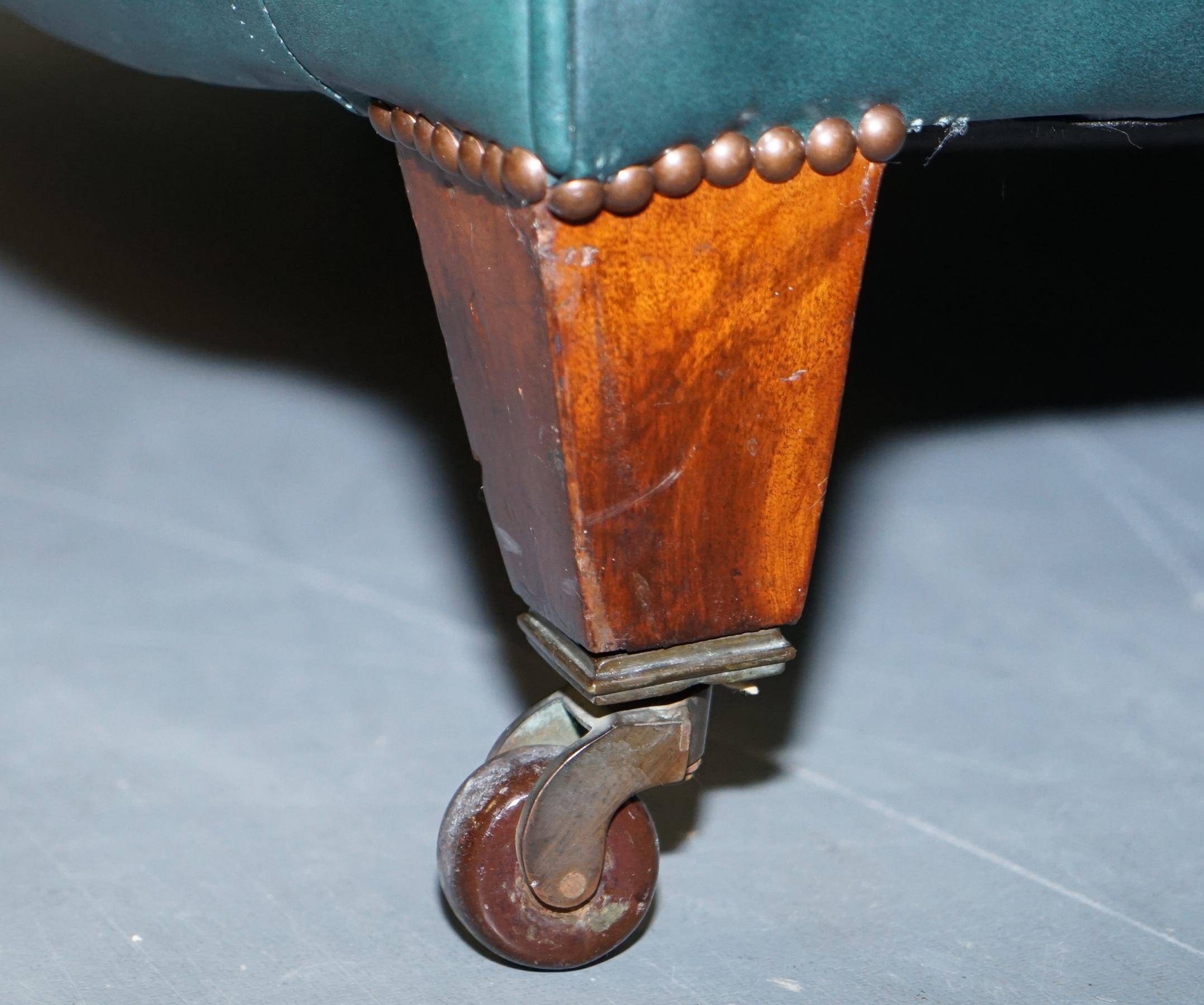 Sofa Chesterfield cuir restauré victorien 1890 Cornelius V Smith à ressorts